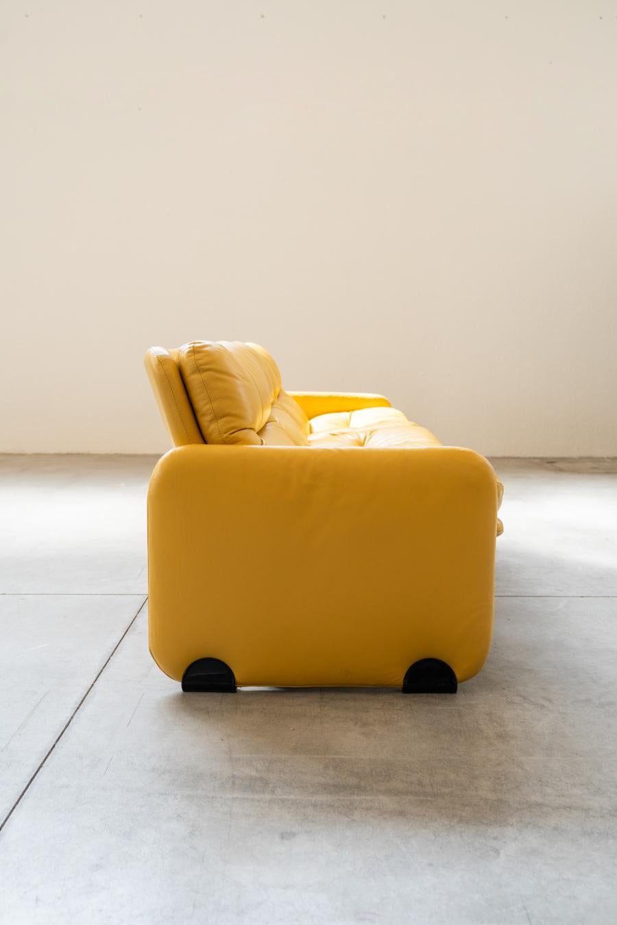 Cuir Canapé 3 places et deux fauteuils en cuir jaune vintage des années 1970, conçus par Ammain en vente