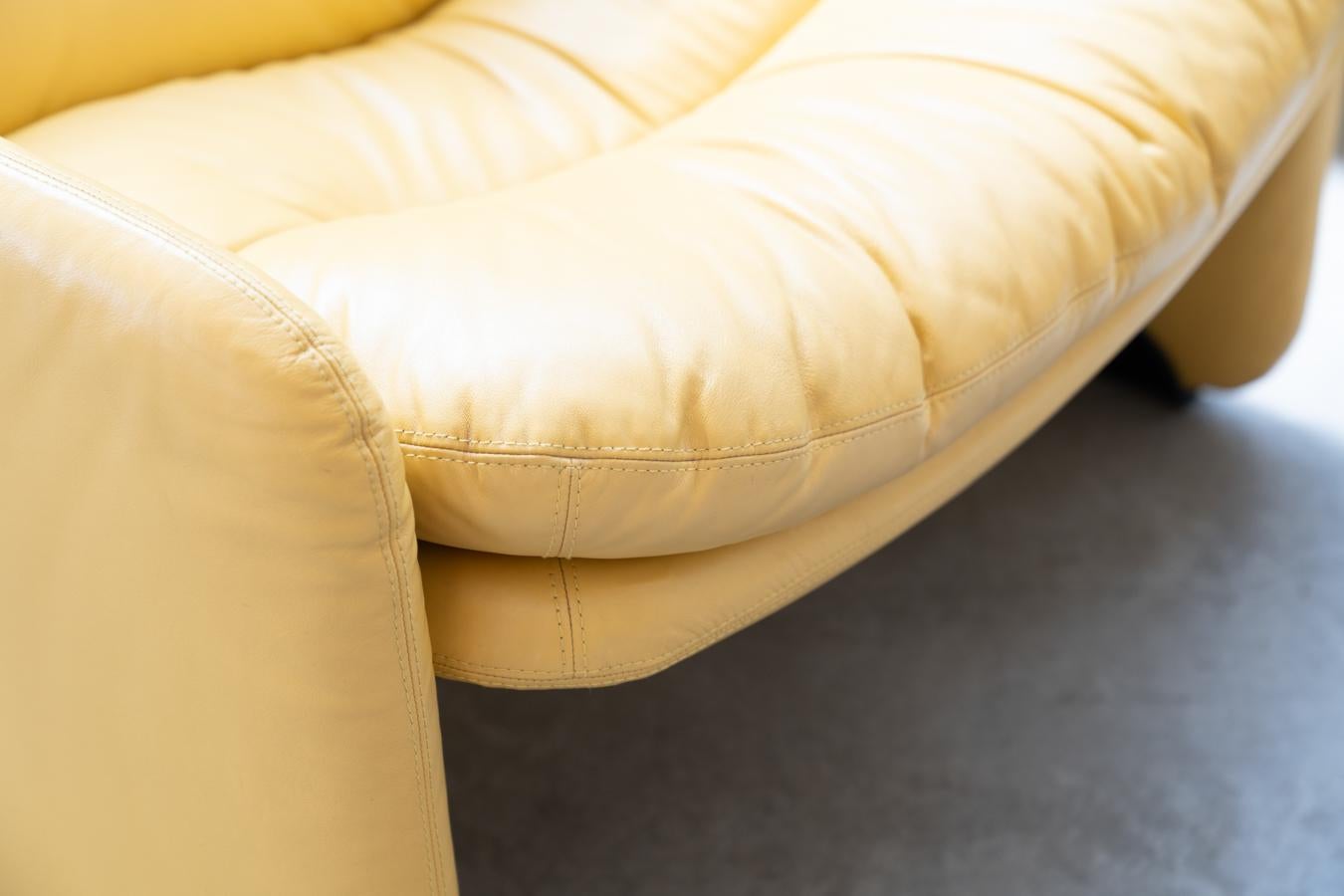 Canapé 3 places et deux fauteuils en cuir jaune vintage des années 1970, conçus par Ammain en vente 4