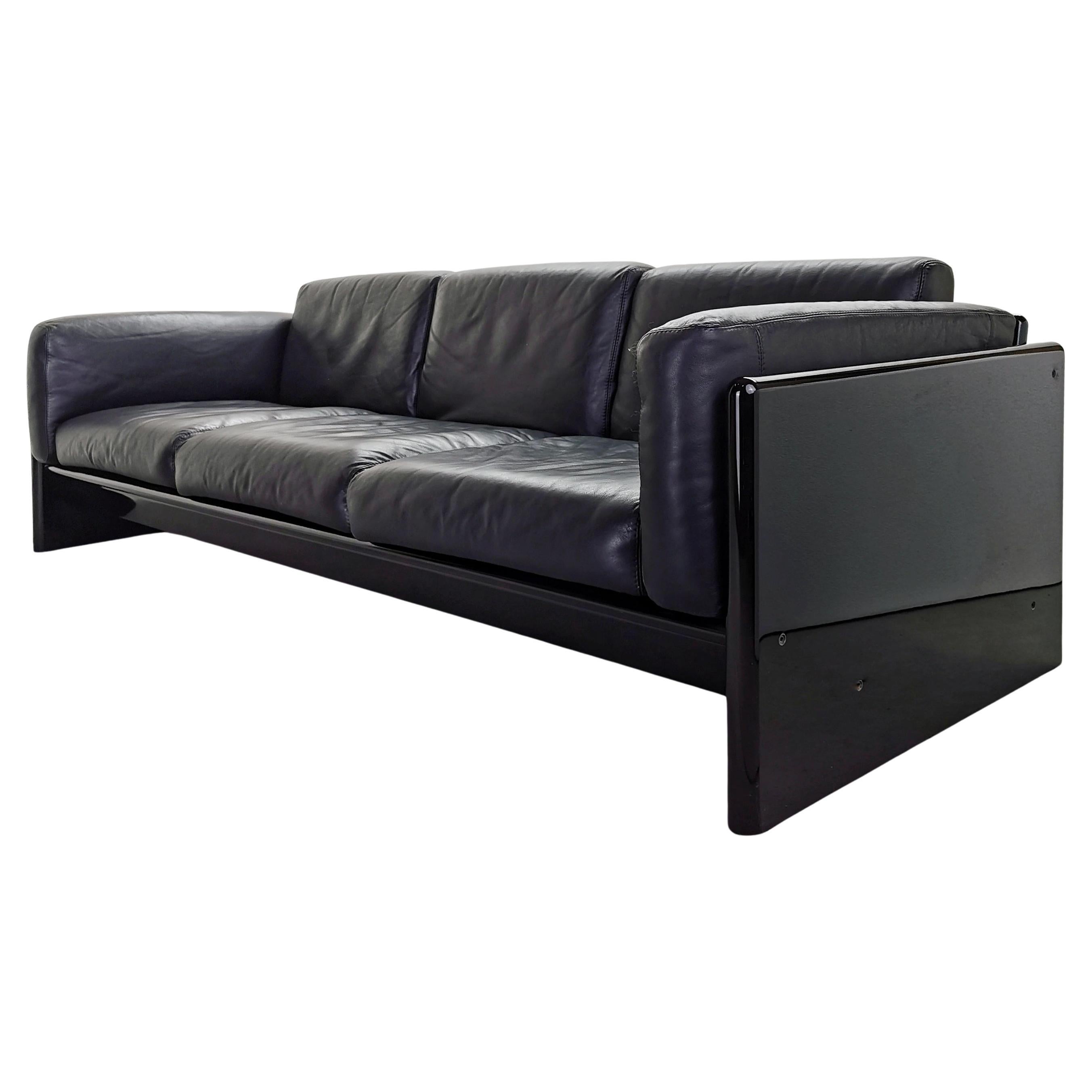 Elegantes Sofa 'Simone', entworfen von Dino Gavina für Studio Simon in den 1970er Jahren.
Kissen mit schwarzem Leder bezogen und Polyester lackiertem Holzrahmen, glänzend schwarz. 
Solides, intaktes Sofagestell mit schwachen Spuren
Polsterung und