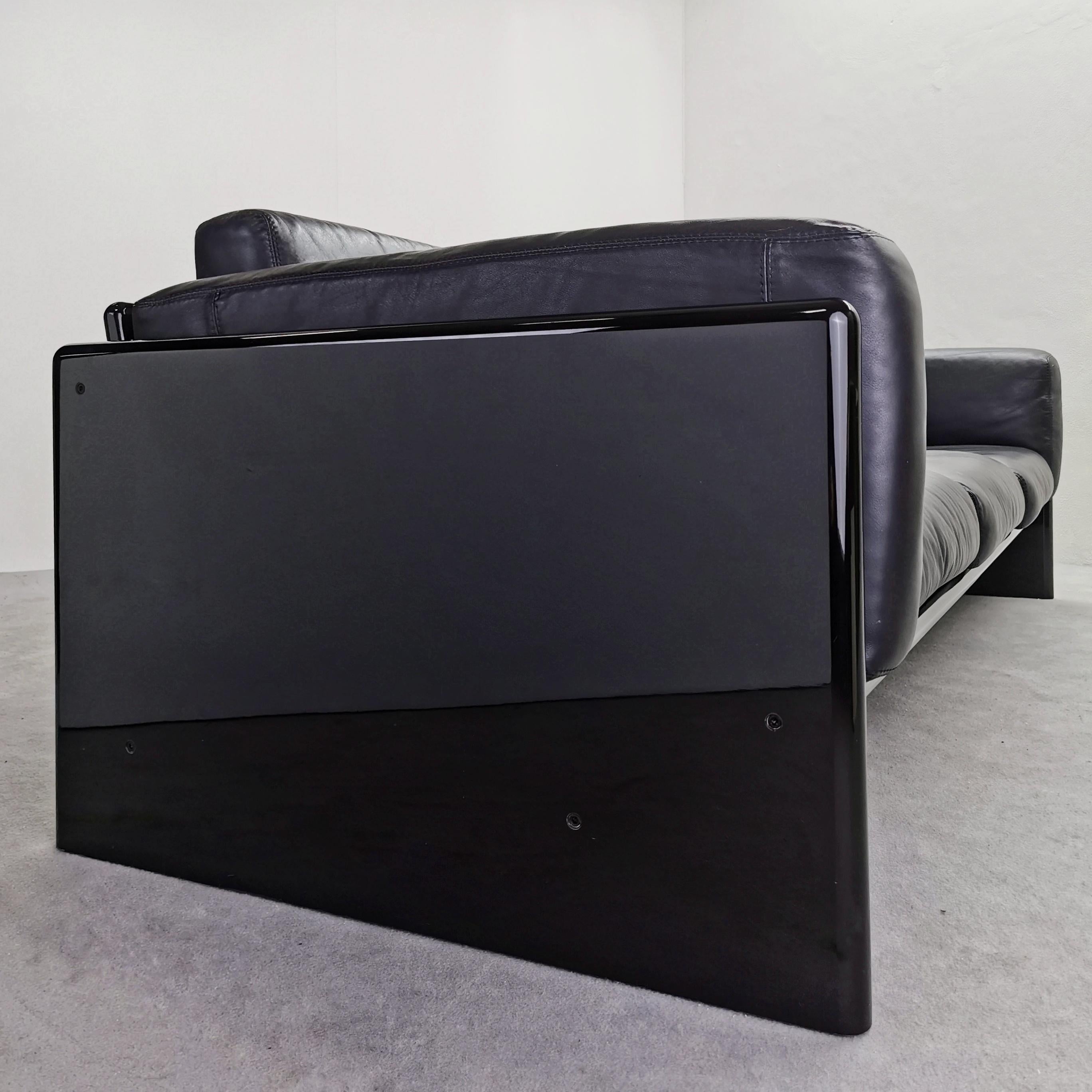3-Sitzer Sofa aus Leder und Lack Studio Simon von Gavina (Moderne der Mitte des Jahrhunderts) im Angebot