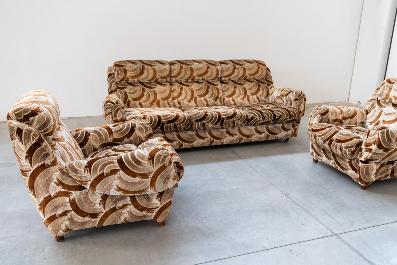Sofá cama individual de 3 plazas con 2 sillones, años 70
De tejido de chenilla con motivos circulares. El sofá tiene ruedas
PIEZAS	3
PERÍODO DE DISEÑO	1970
AÑO DE PRODUCCIÓN	1970
PAÍS DE PRODUCCIÓN	Italia
COLOR	  Marrón, blanco, beige, marrón