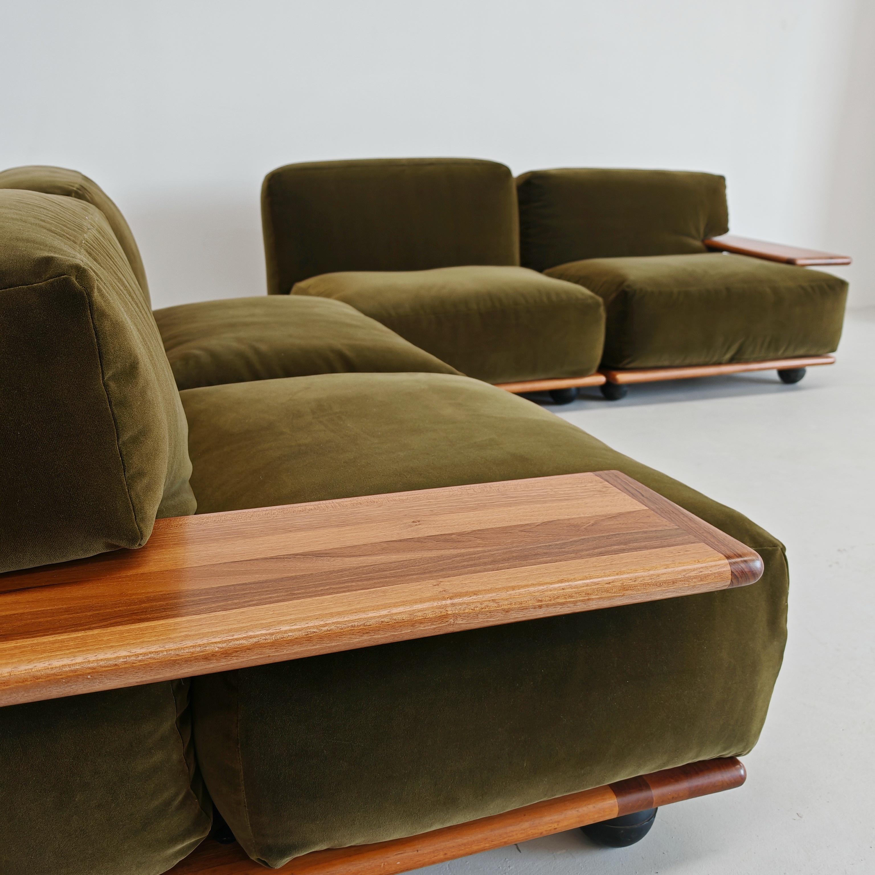 Modular sofa model Pianura made in 1975 by Mario Bellini for Cassina. Light Walnut Wood frame and green velvet upholstery. A sofa with elegant lines and the most natural materials, Pianura represents a perfect mix of warmth and minimalism capable of