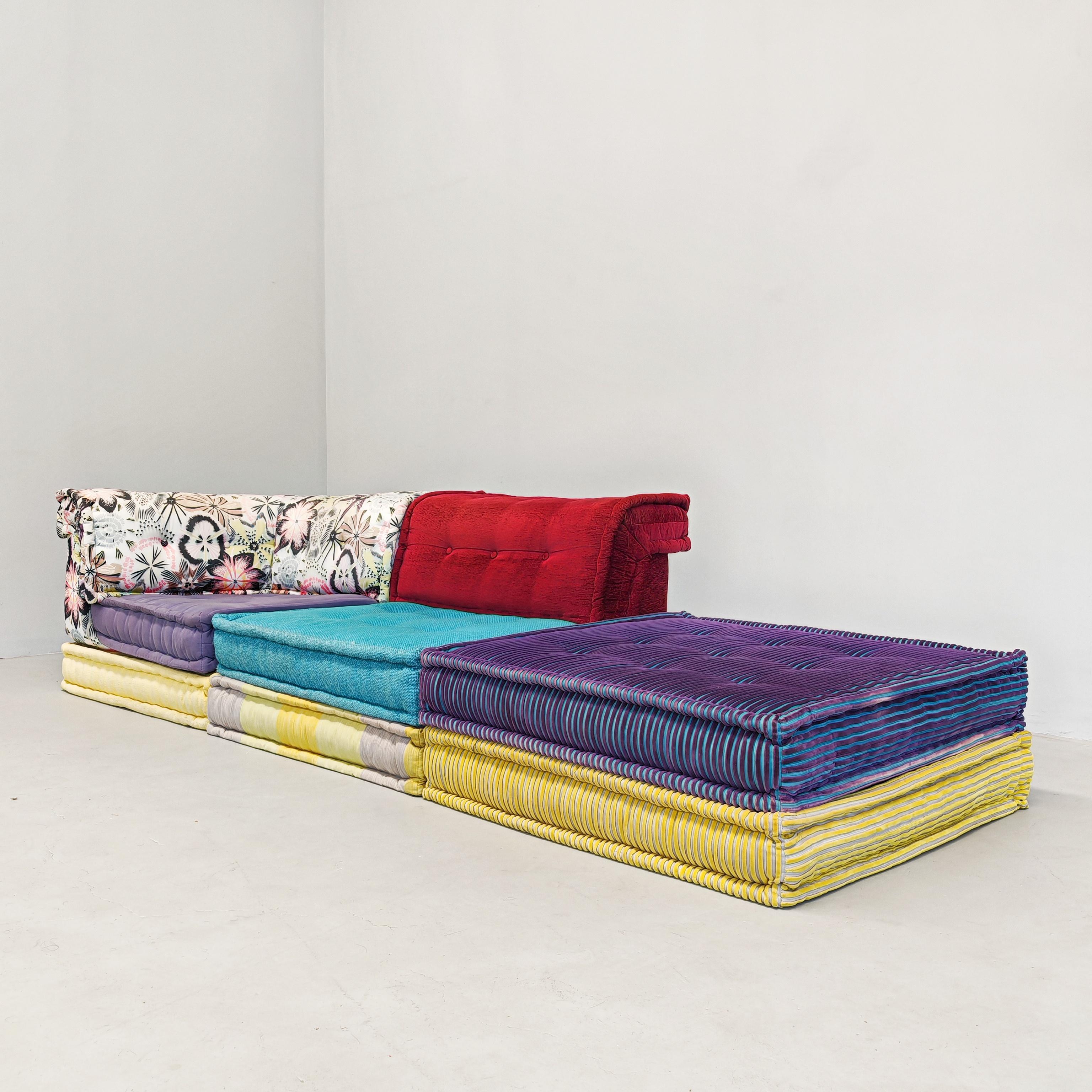 magnifique ensemble de sièges modulaires Mah Jong de Roche Bobois.
Cet ensemble produit au début des années 2000 provient d'une résidence prestigieuse et n'a jamais été utilisé.
les tissus utilisés sont de la plus haute qualité.
Les modules