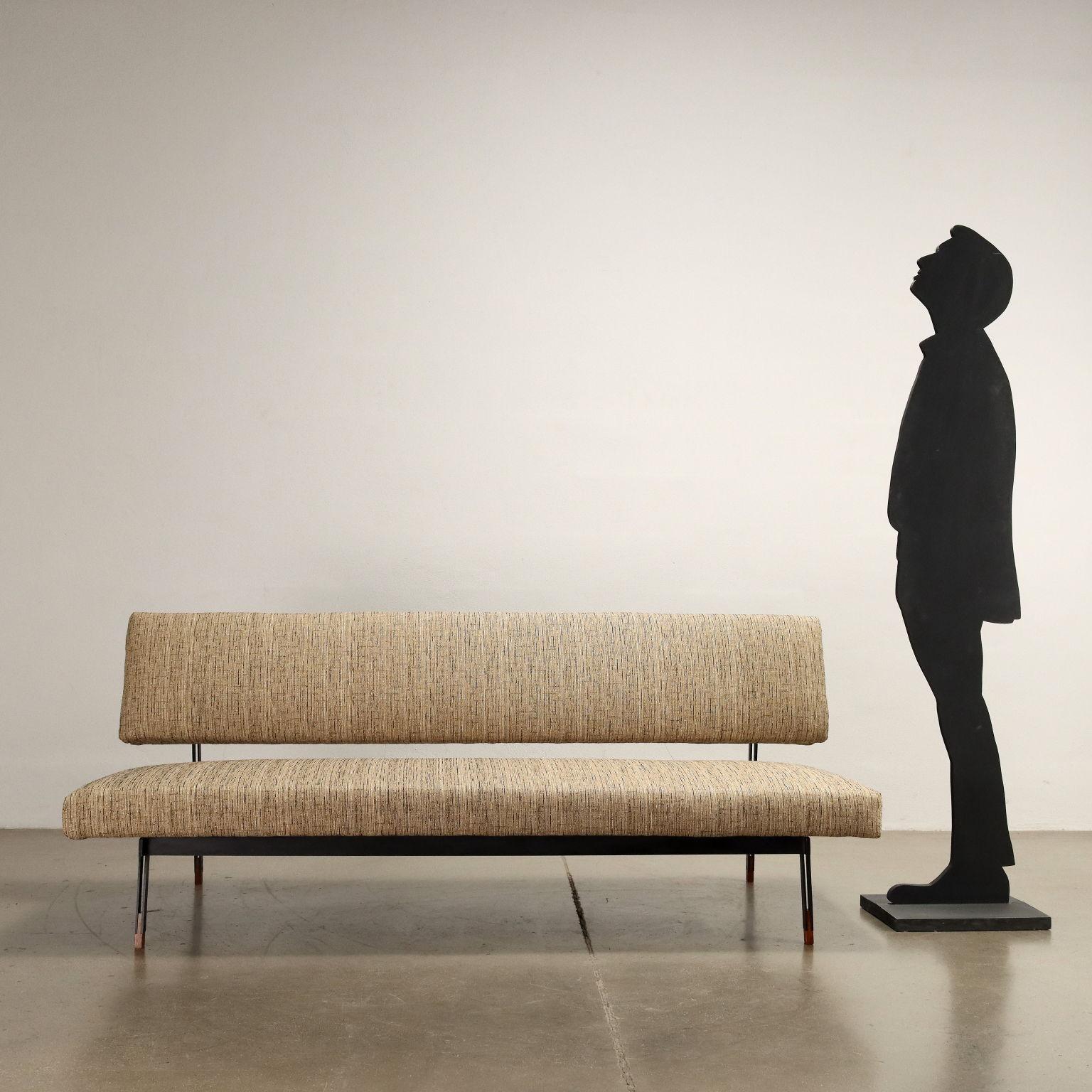 Dreisitziges Sofa, entworfen von Gianfranco Frattini und hergestellt von Cassina in den späten 1950er Jahren. Beine aus emailliertem Metall und Holz, Schaumstoffpolsterung, Stoffbezug 