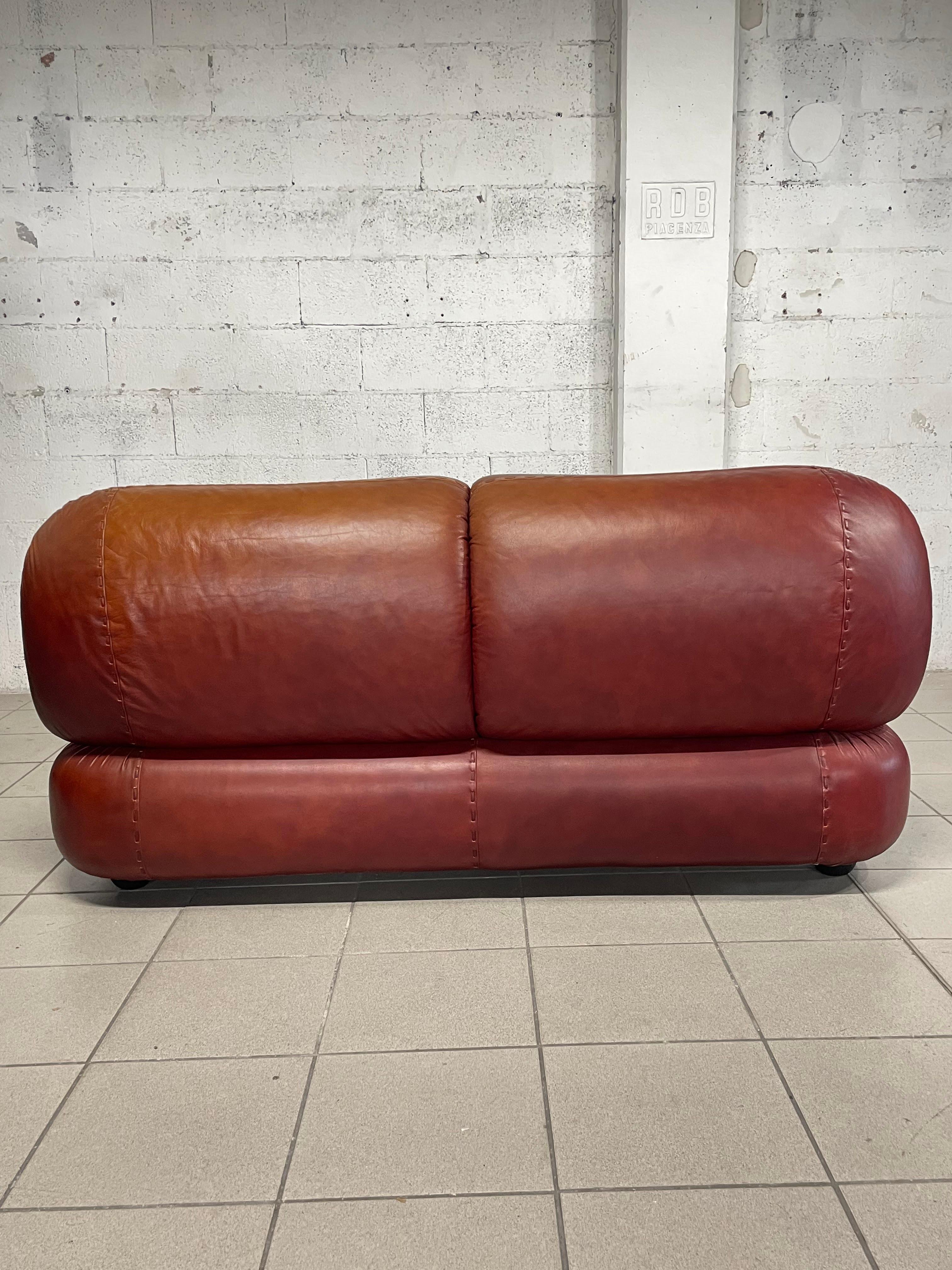 2-seater leather sofa mod. Sapporo by Mobil Girgi Italia, 1970s For Sale 3