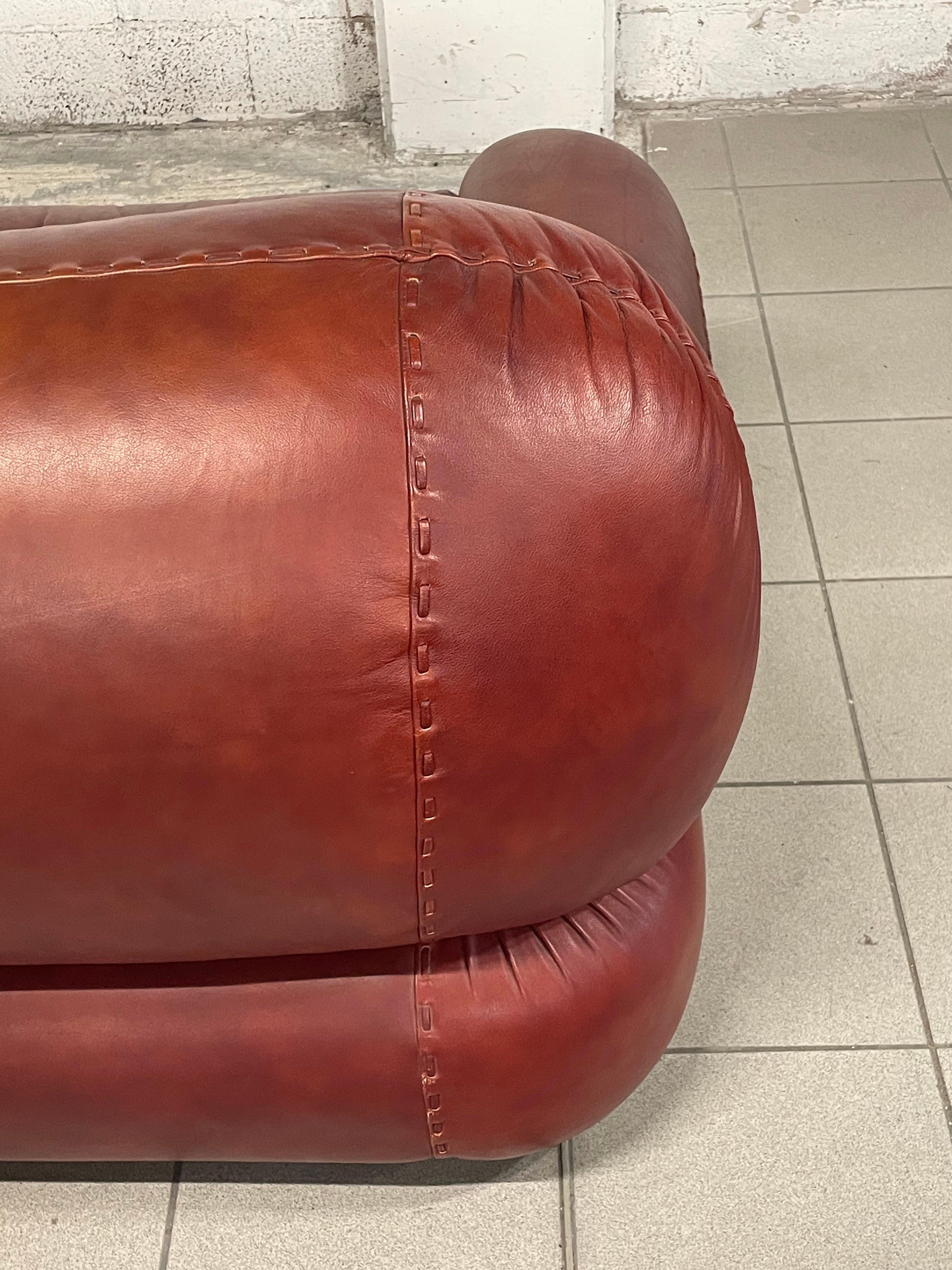 2-seater leather sofa mod. Sapporo by Mobil Girgi Italia, 1970s For Sale 4