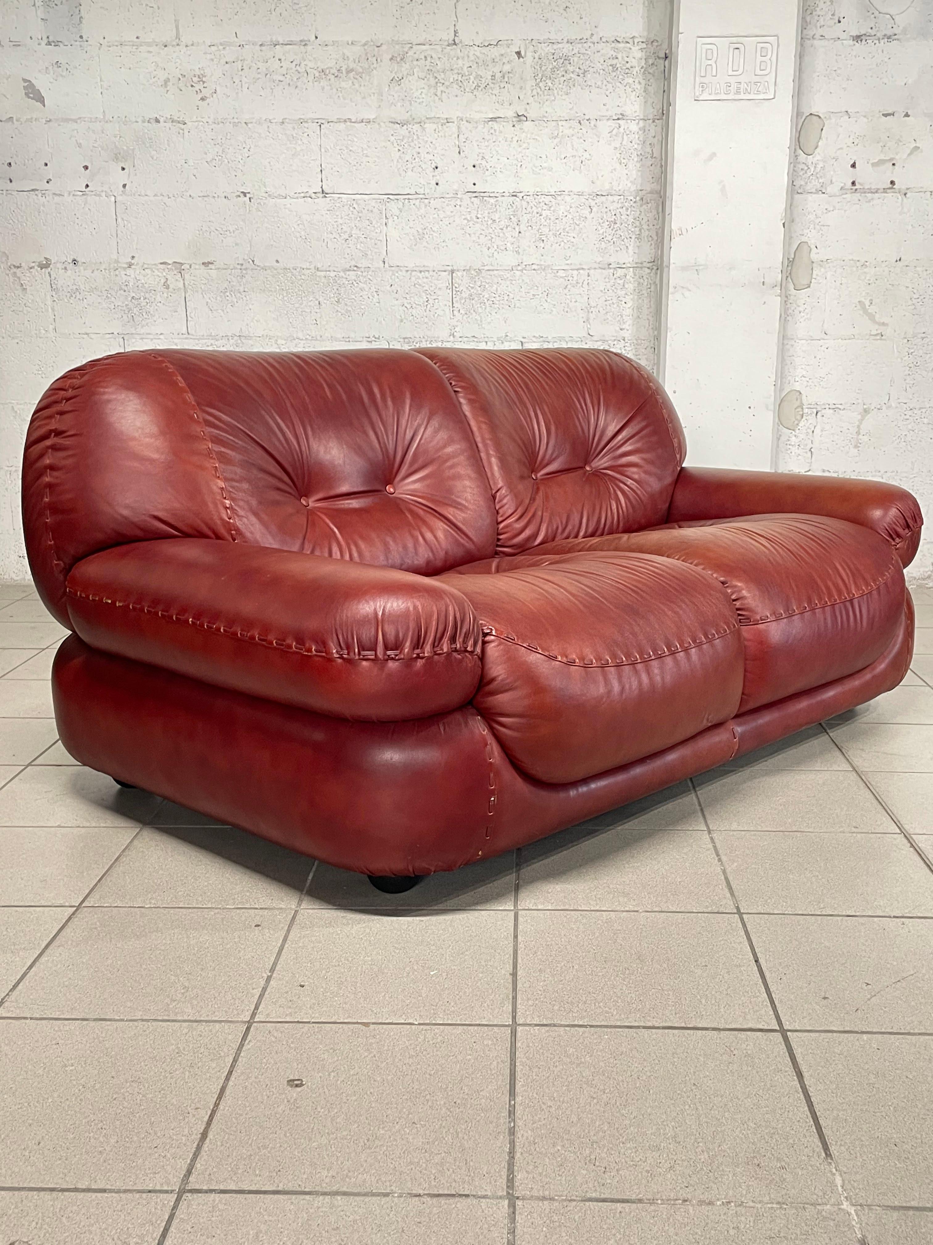 2-seater leather sofa mod. Sapporo by Mobil Girgi Italia, 1970s For Sale 5