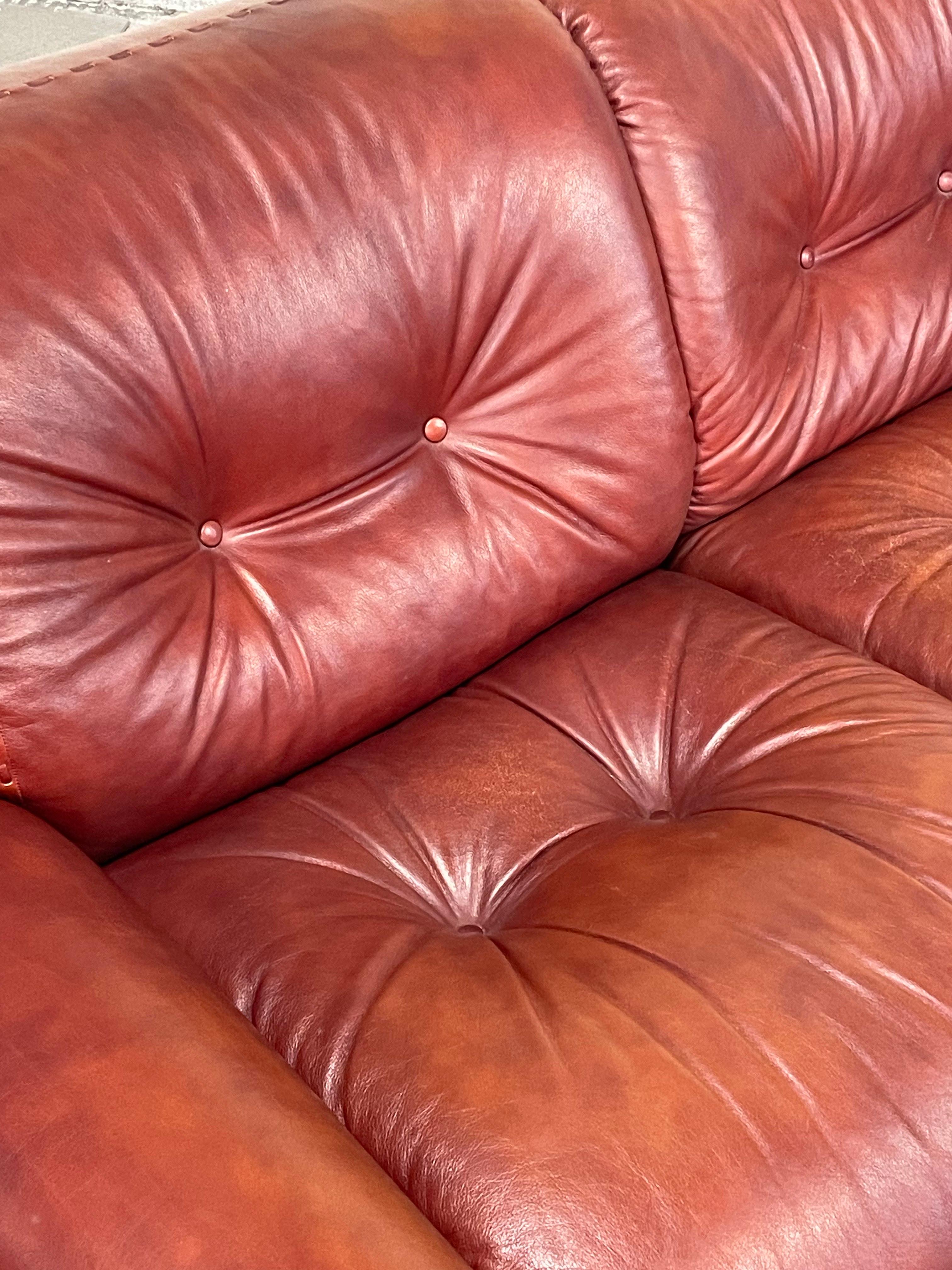 2-seater leather sofa mod. Sapporo by Mobil Girgi Italia, 1970s For Sale 7