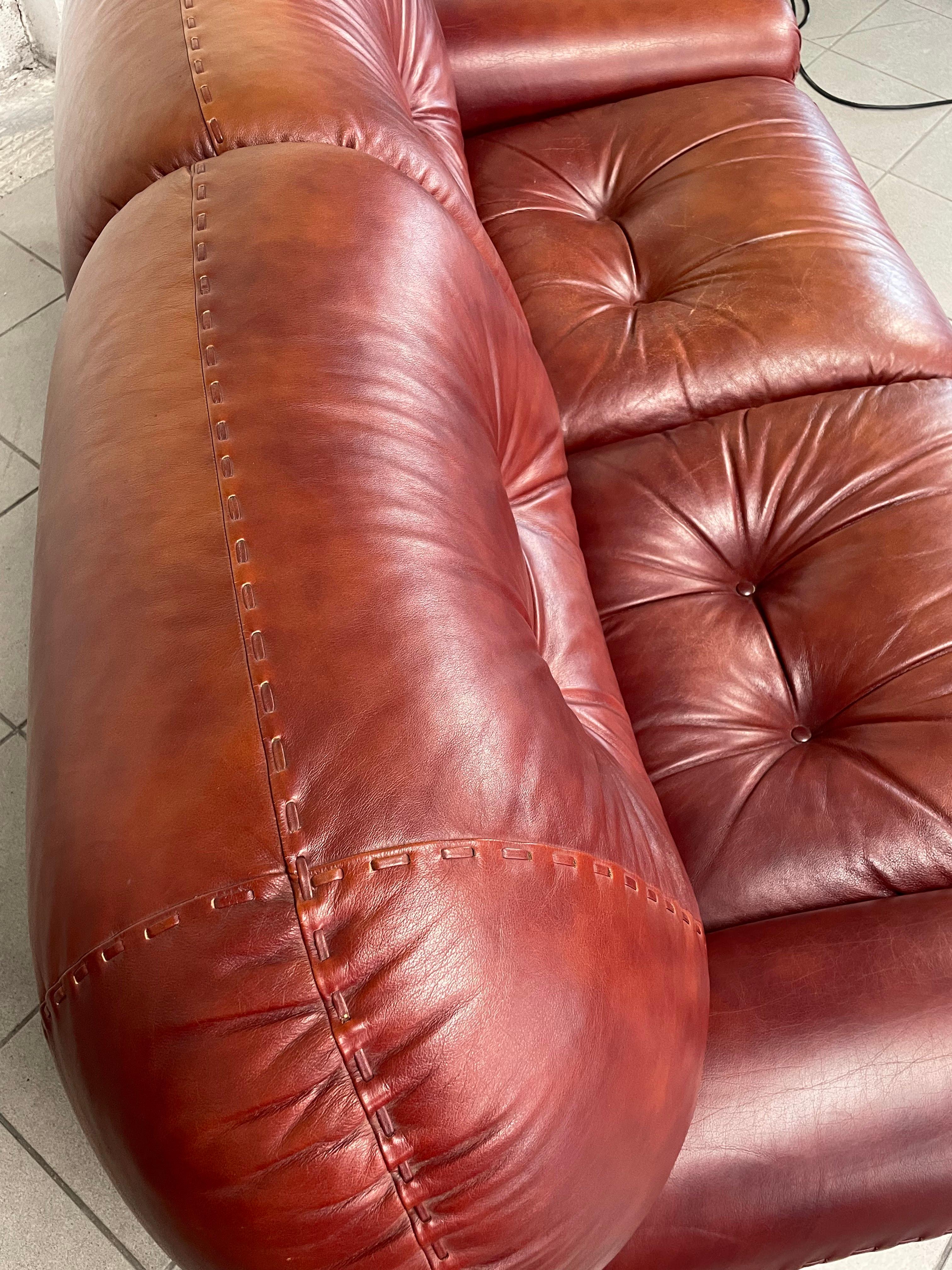 2-seater leather sofa mod. Sapporo by Mobil Girgi Italia, 1970s For Sale 9