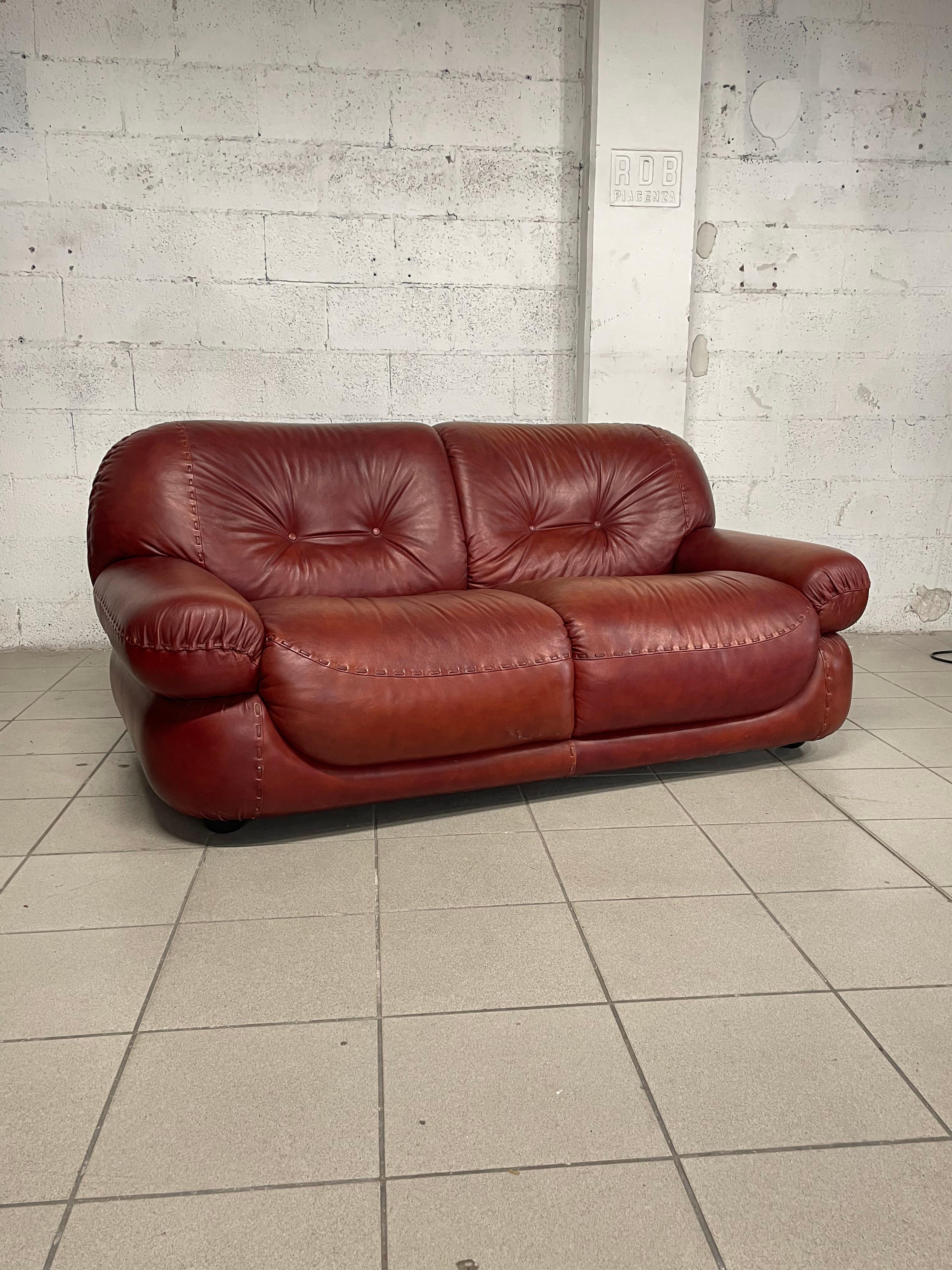 2-seater leather sofa mod. Sapporo by Mobil Girgi Italia, 1970s For Sale 10