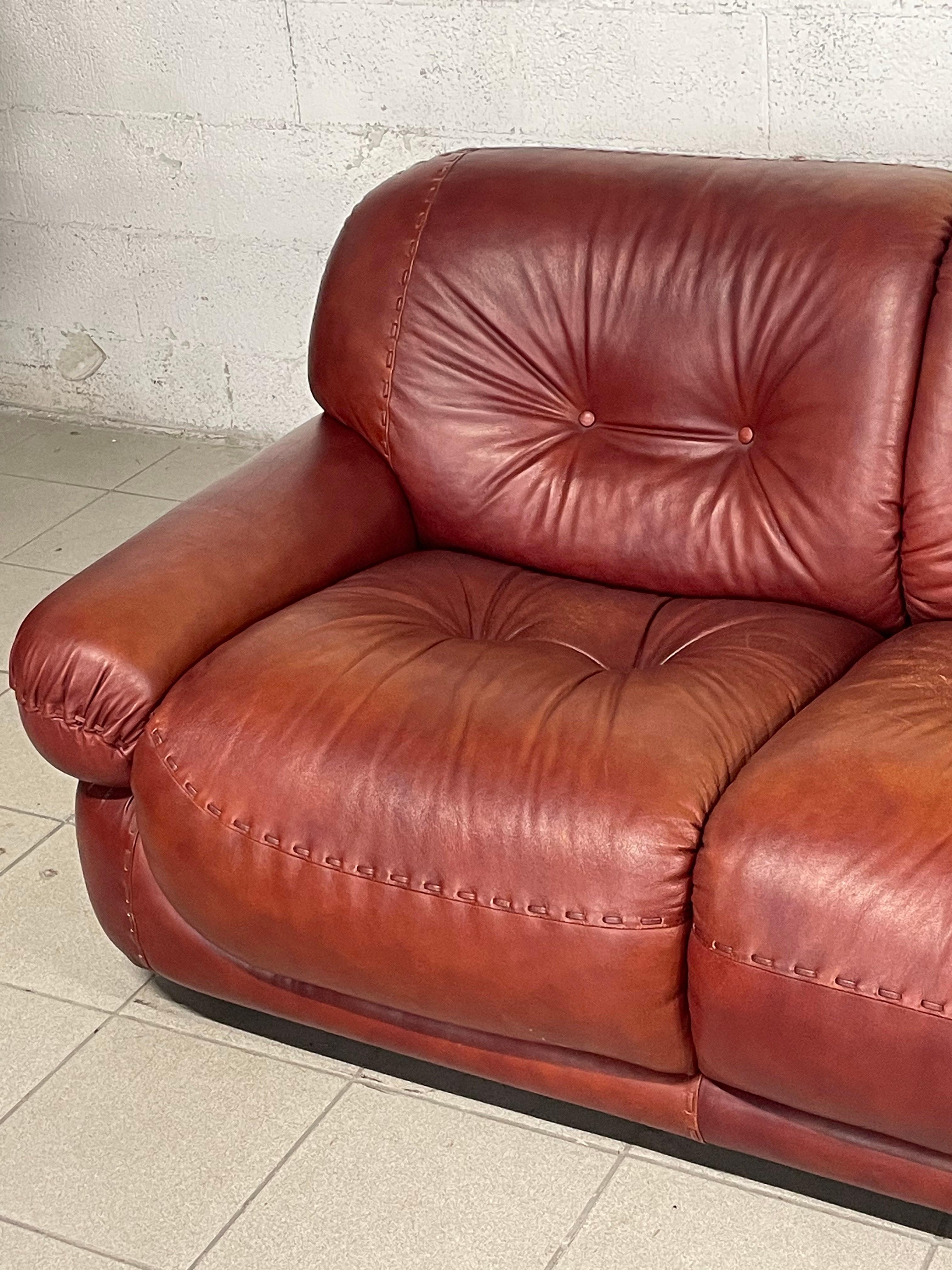 Italian 2-seater leather sofa mod. Sapporo by Mobil Girgi Italia, 1970s For Sale