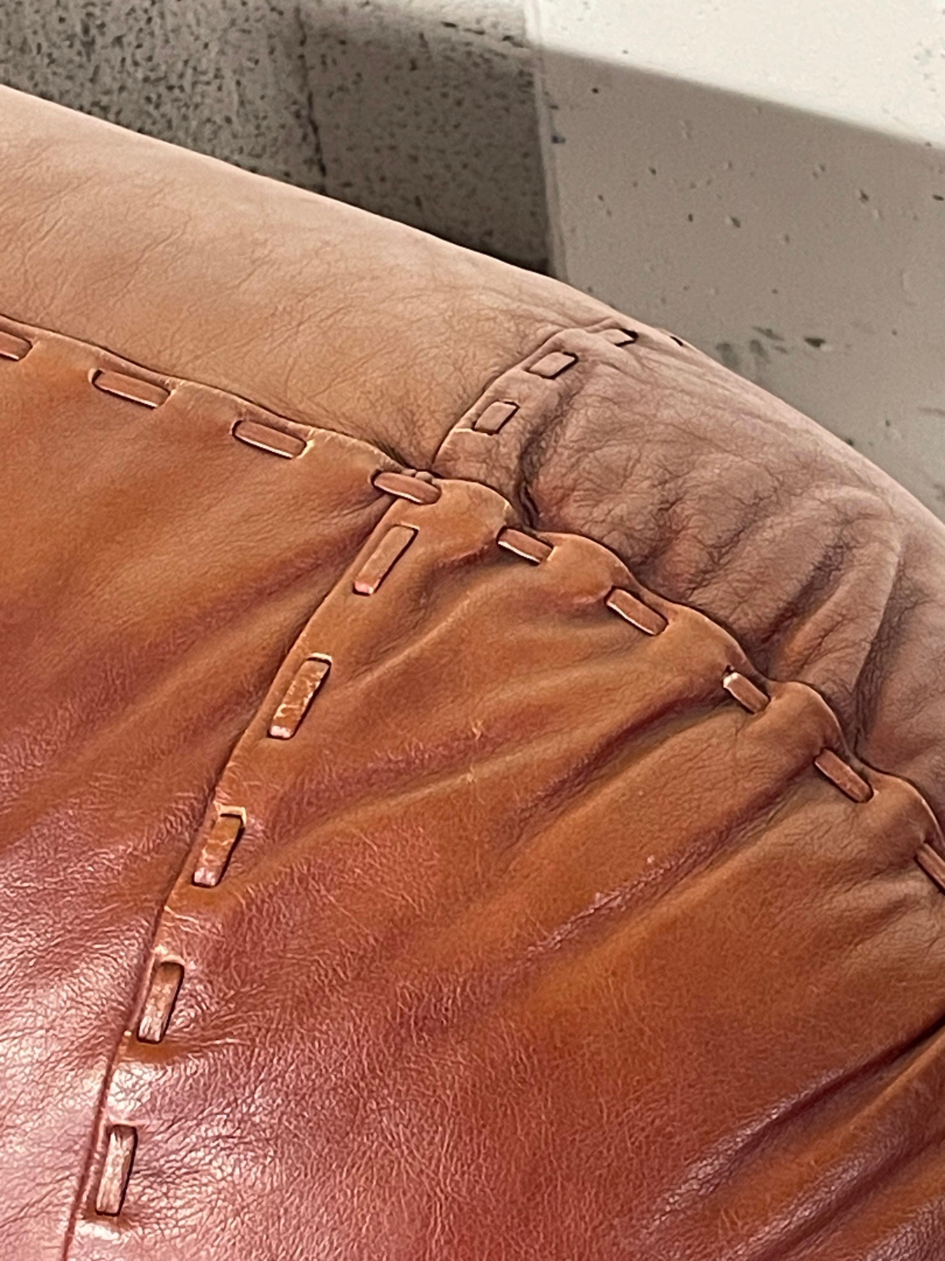 2-seater leather sofa mod. Sapporo by Mobil Girgi Italia, 1970s In Good Condition For Sale In SAN PIETRO MOSEZZO, NO