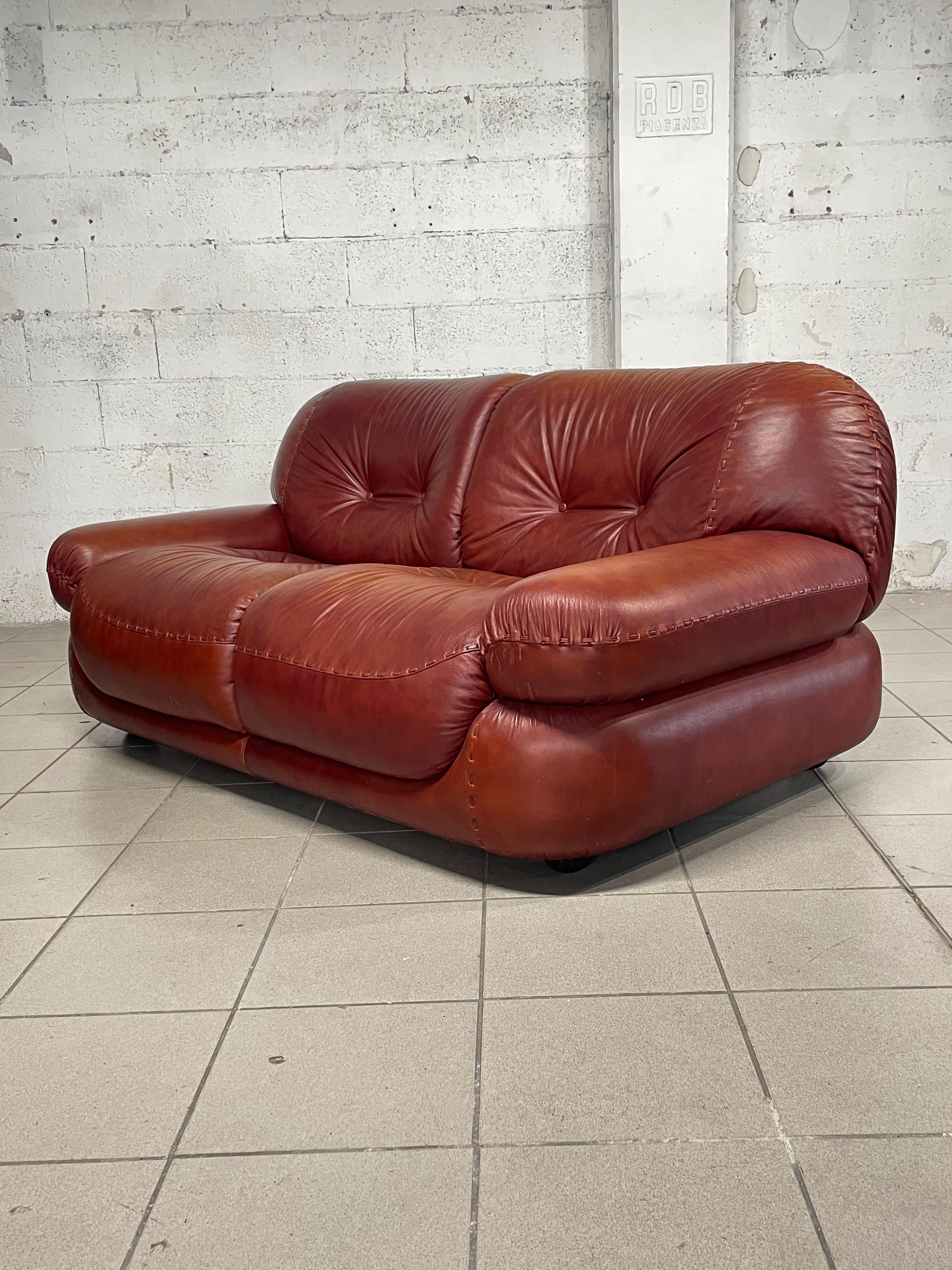Late 20th Century 2-seater leather sofa mod. Sapporo by Mobil Girgi Italia, 1970s For Sale