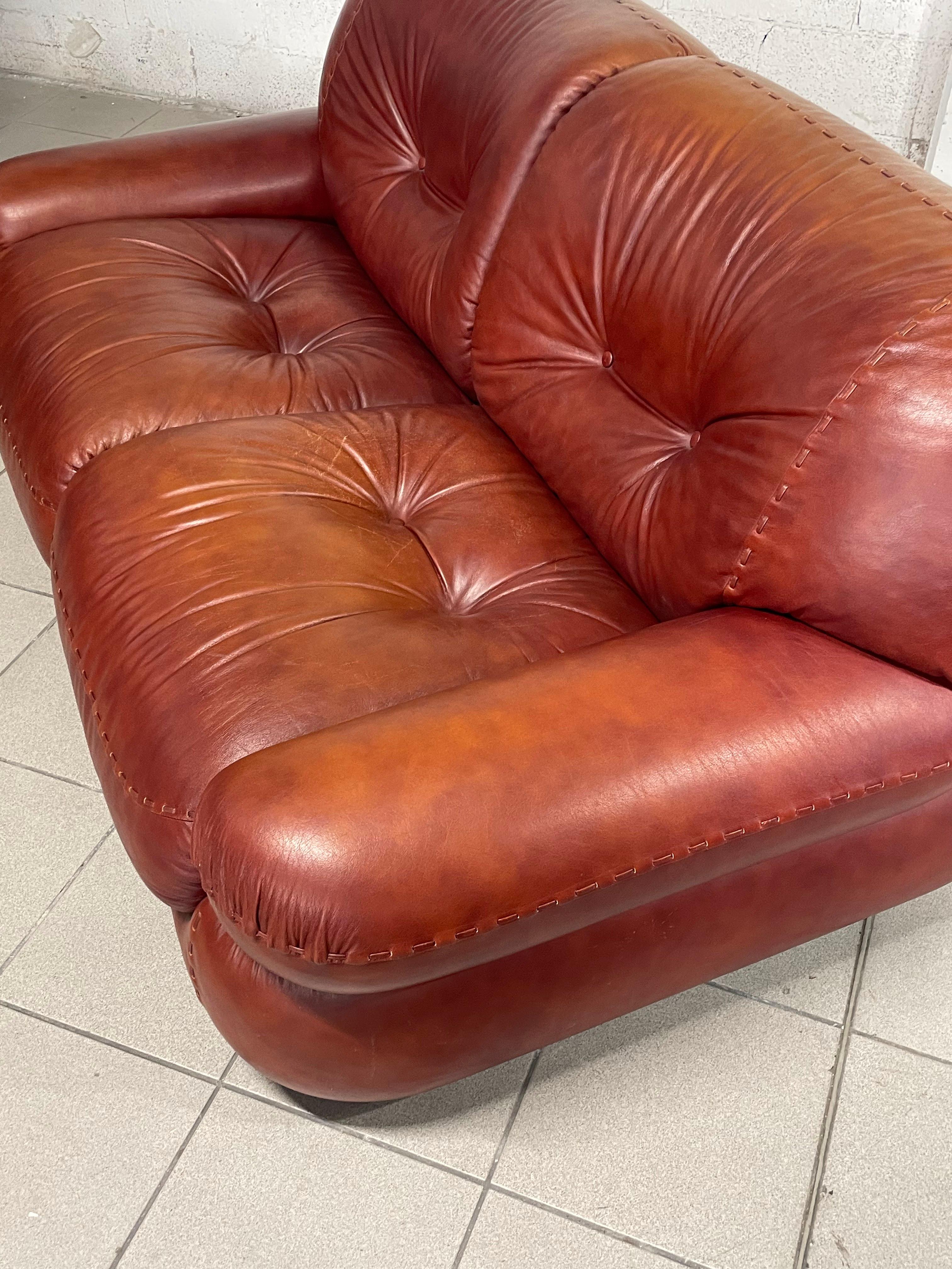 Leather 2-seater leather sofa mod. Sapporo by Mobil Girgi Italia, 1970s For Sale
