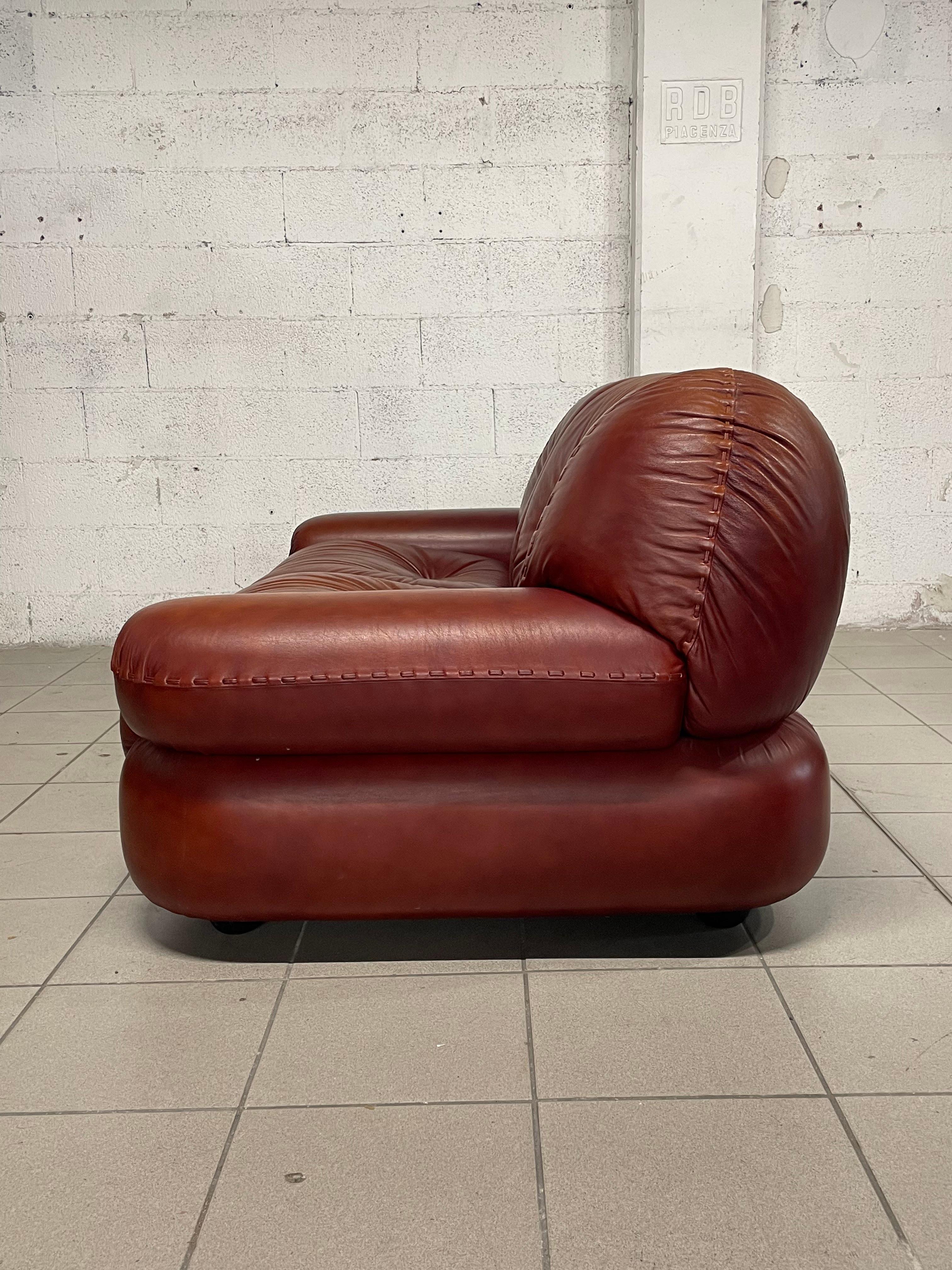 2-seater leather sofa mod. Sapporo by Mobil Girgi Italia, 1970s For Sale 1