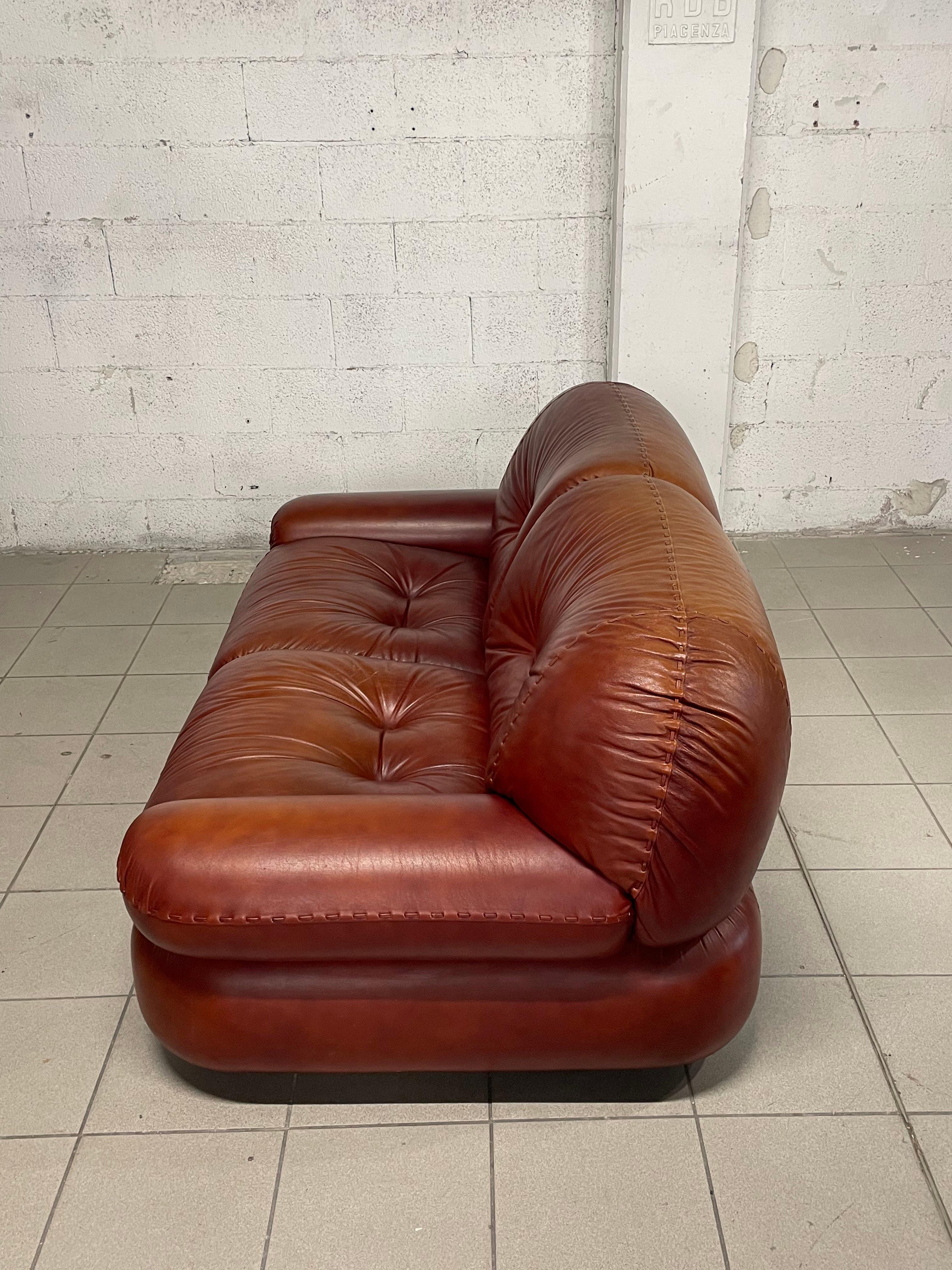 2-seater leather sofa mod. Sapporo by Mobil Girgi Italia, 1970s For Sale 2