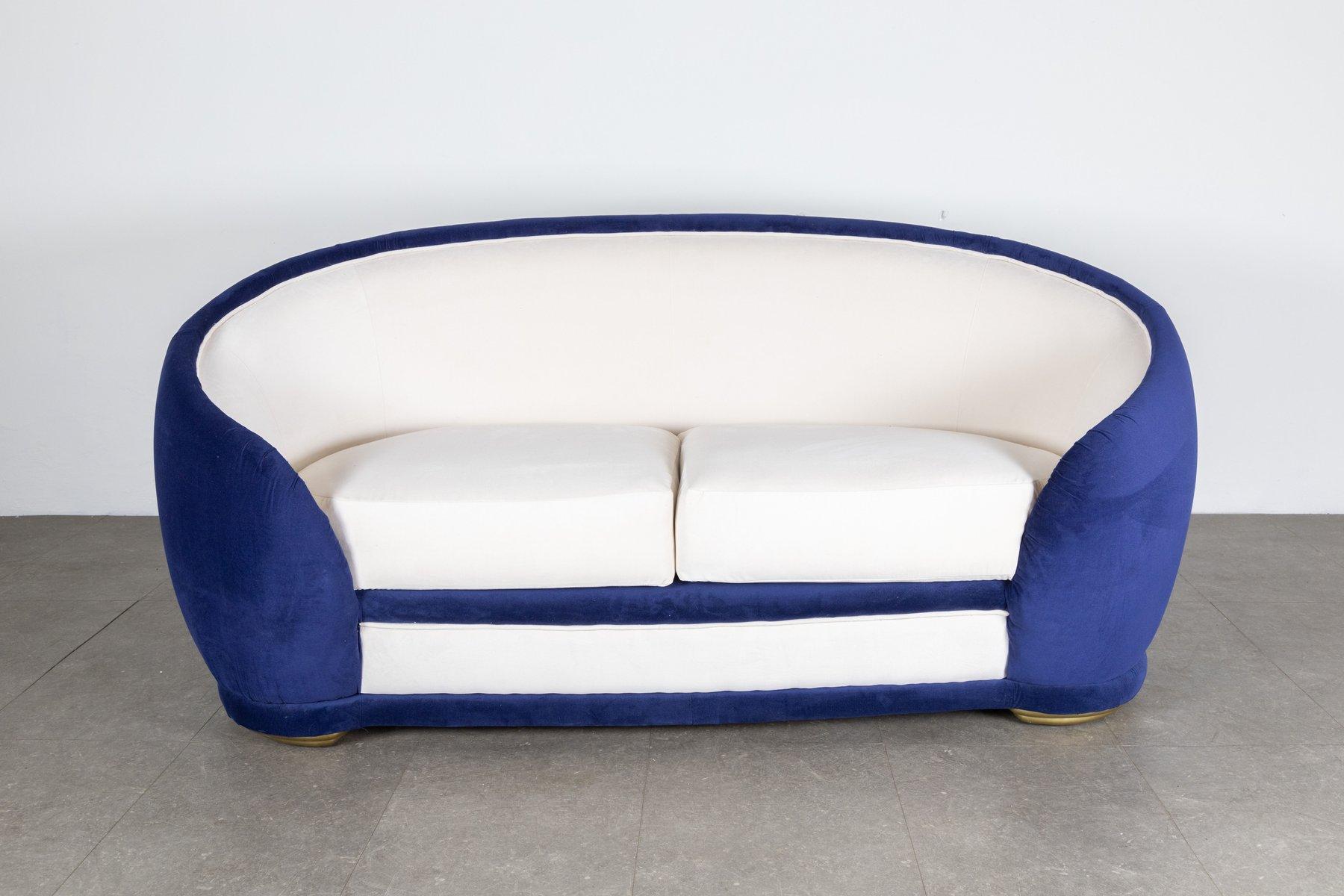 Die italienischen 1950er Jahre waren ikonisch und innovativ, vor allem wenn es um Sitzgelegenheiten ging. Dieses kleine Sofa ist ein Beispiel für italienisches kreatives Genie.
Unter den großen Meistern, die diese Modelle entworfen haben, sind