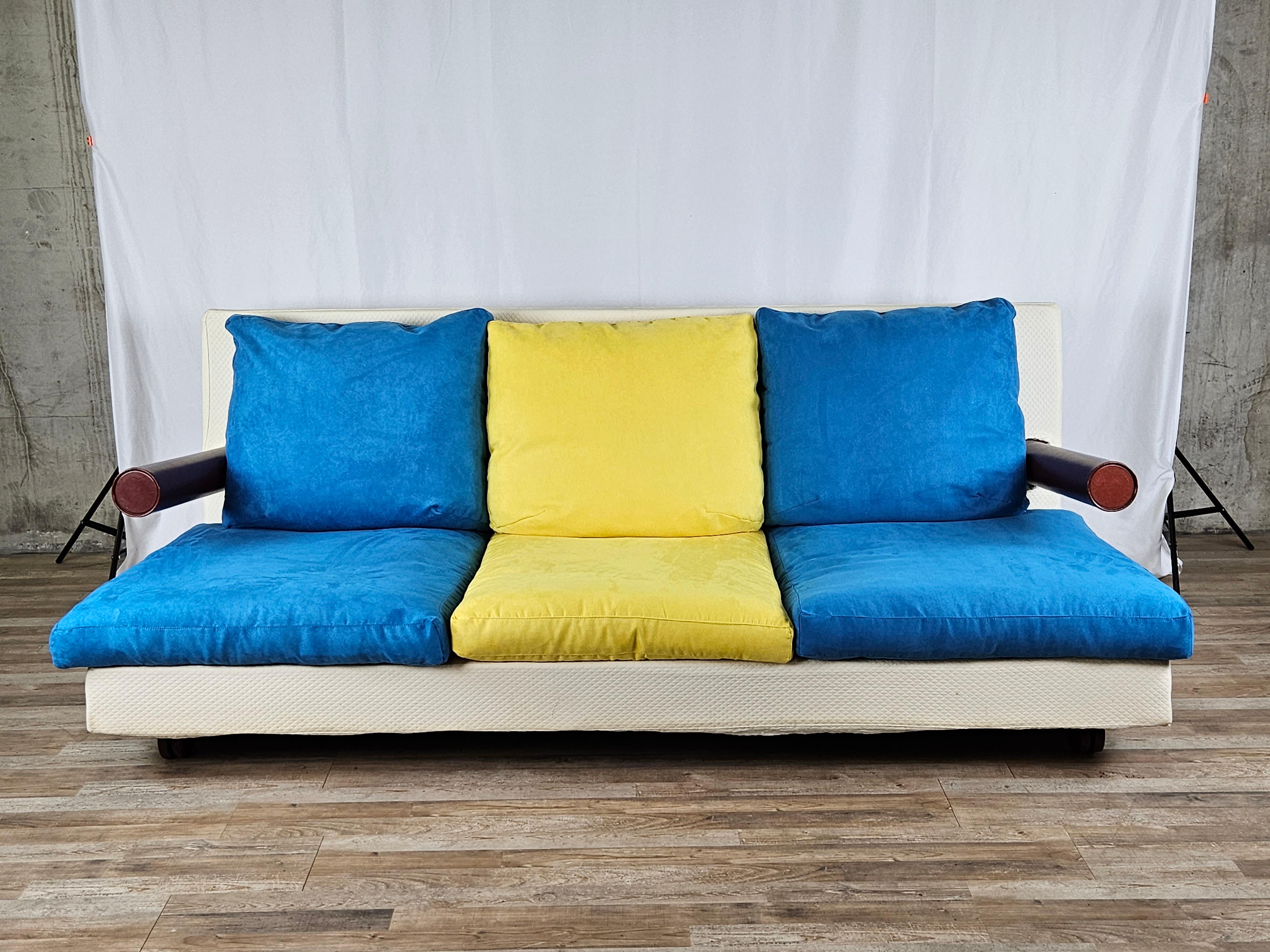 Italian design sofa, produced by B&B Italia to a design by Antonio Citterio circa 1986.

Modern and attractive piece of furniture, designed to be placed in any kind of Environment from modern to antique.

The cream upholstery of the sofa is its