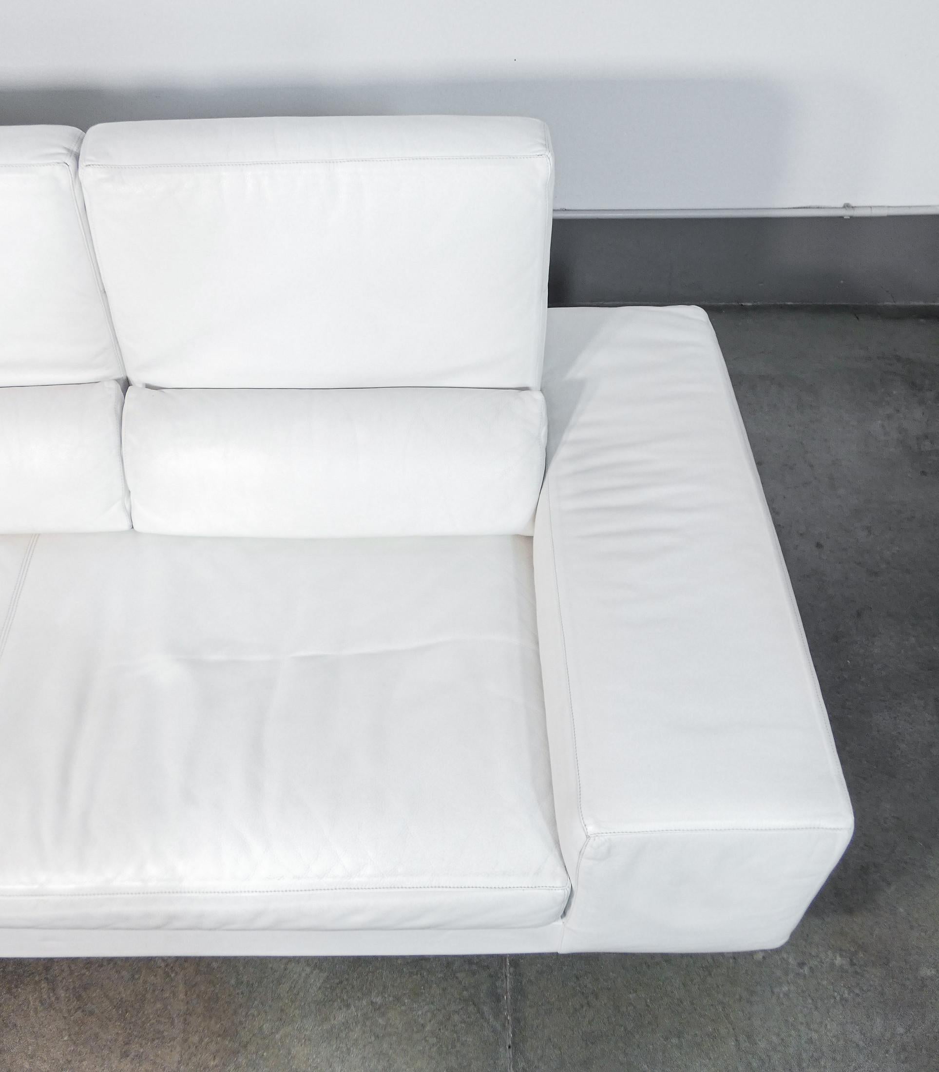 Sofá de dos plazas Domino, diseño de Massimo MOROZZI para CASSINA, en cuero blanco en venta 4