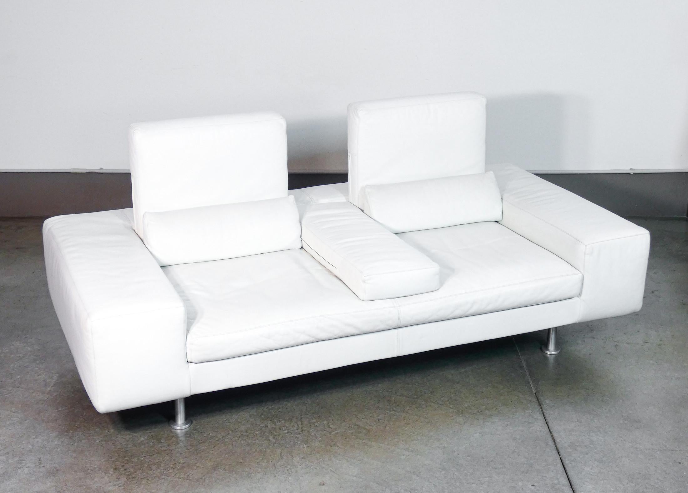 Sofá de dos plazas
Domino, diseño
Massimo MOROZZI
para CASSINA,
en cuero blanco.

ORIGEN
Italia

PERÍODO
1980s

DISEÑADOR
Massimo MOROZZI

MARK
Cassina

MODELO
Dominó

MATERIALES
Estructura de madera y metal, tapicería de cuero
