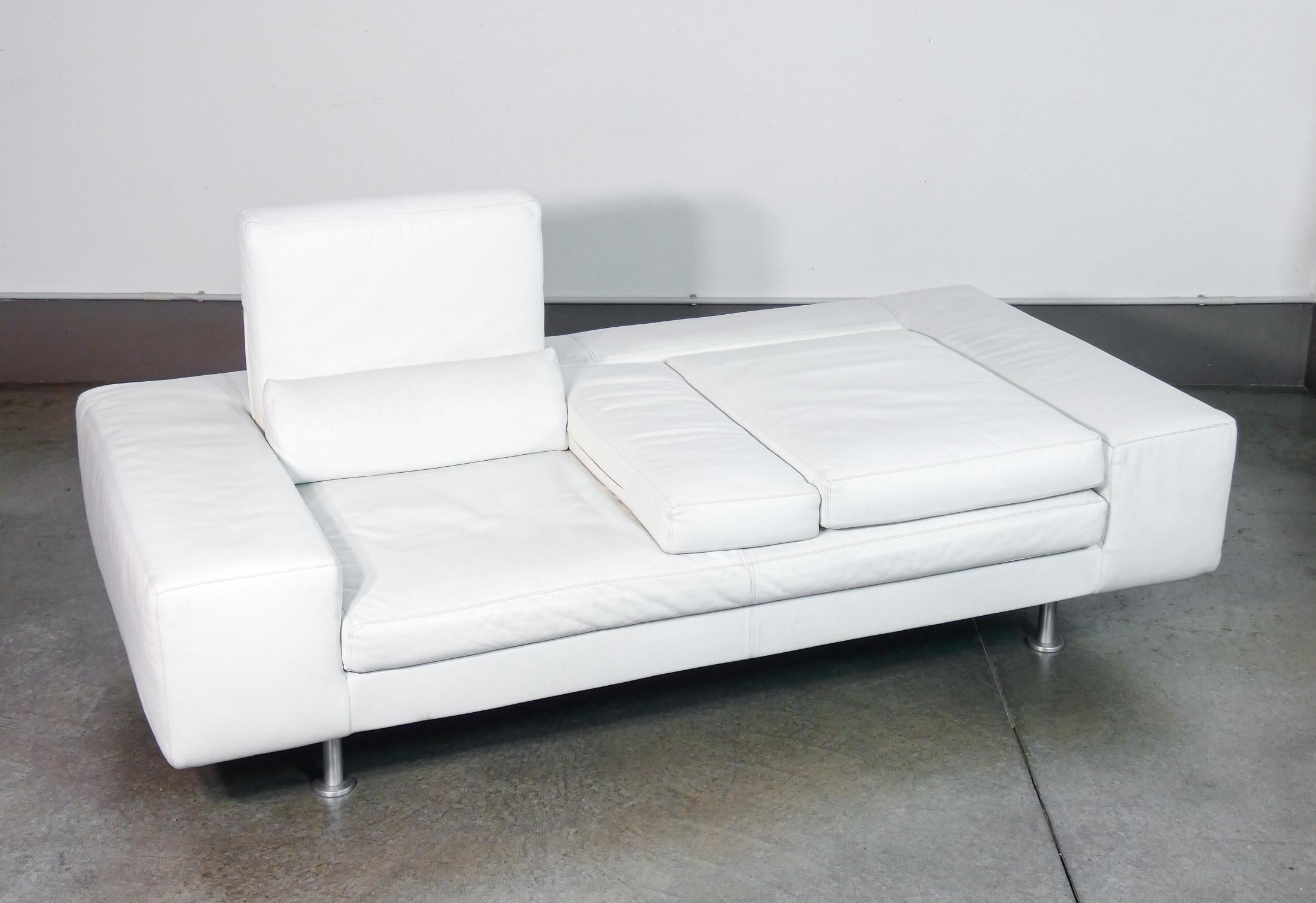 Sofá de dos plazas Domino, diseño de Massimo MOROZZI para CASSINA, en cuero blanco Italian en venta