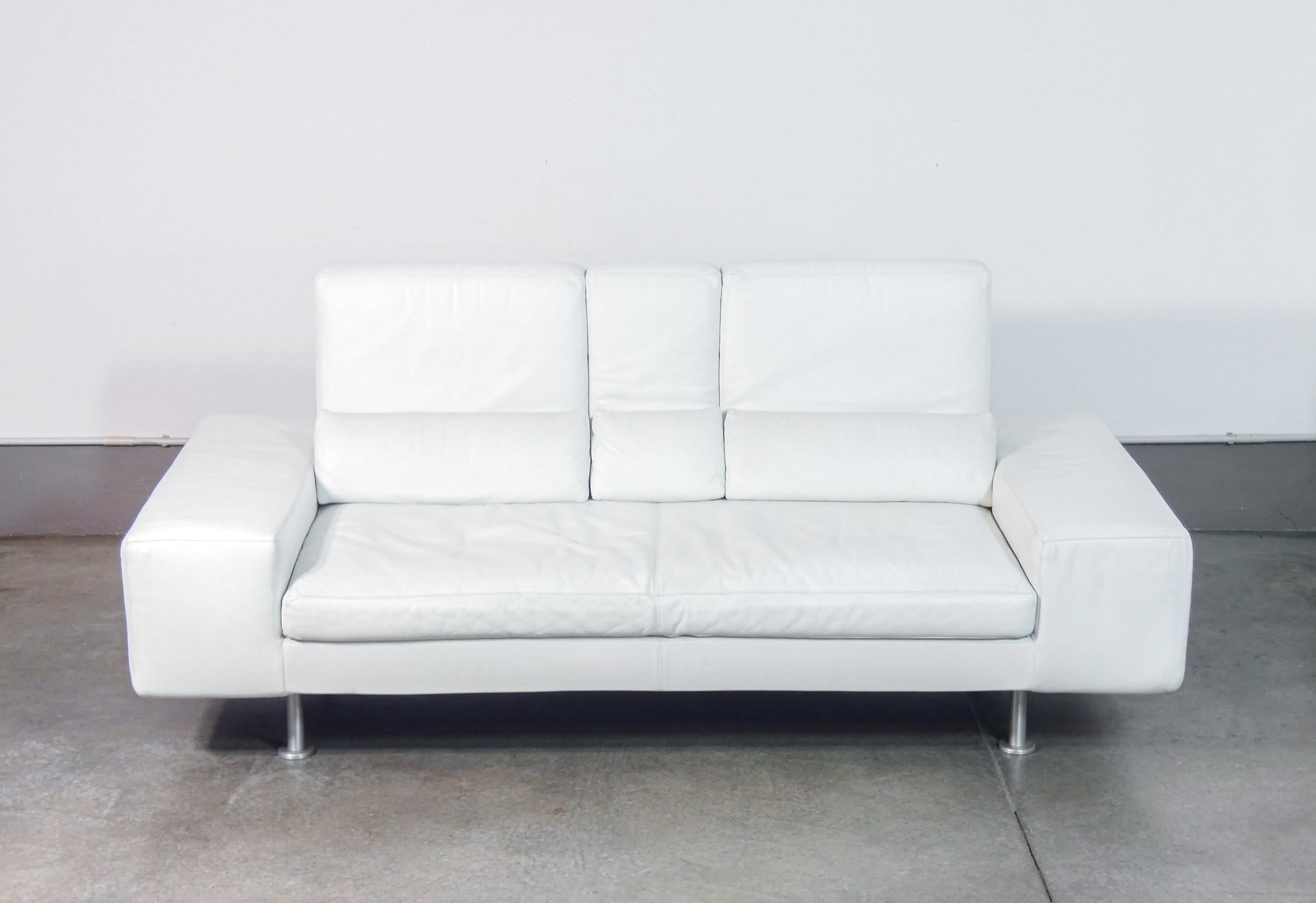 Sofá de dos plazas Domino, diseño de Massimo MOROZZI para CASSINA, en cuero blanco Metal en venta