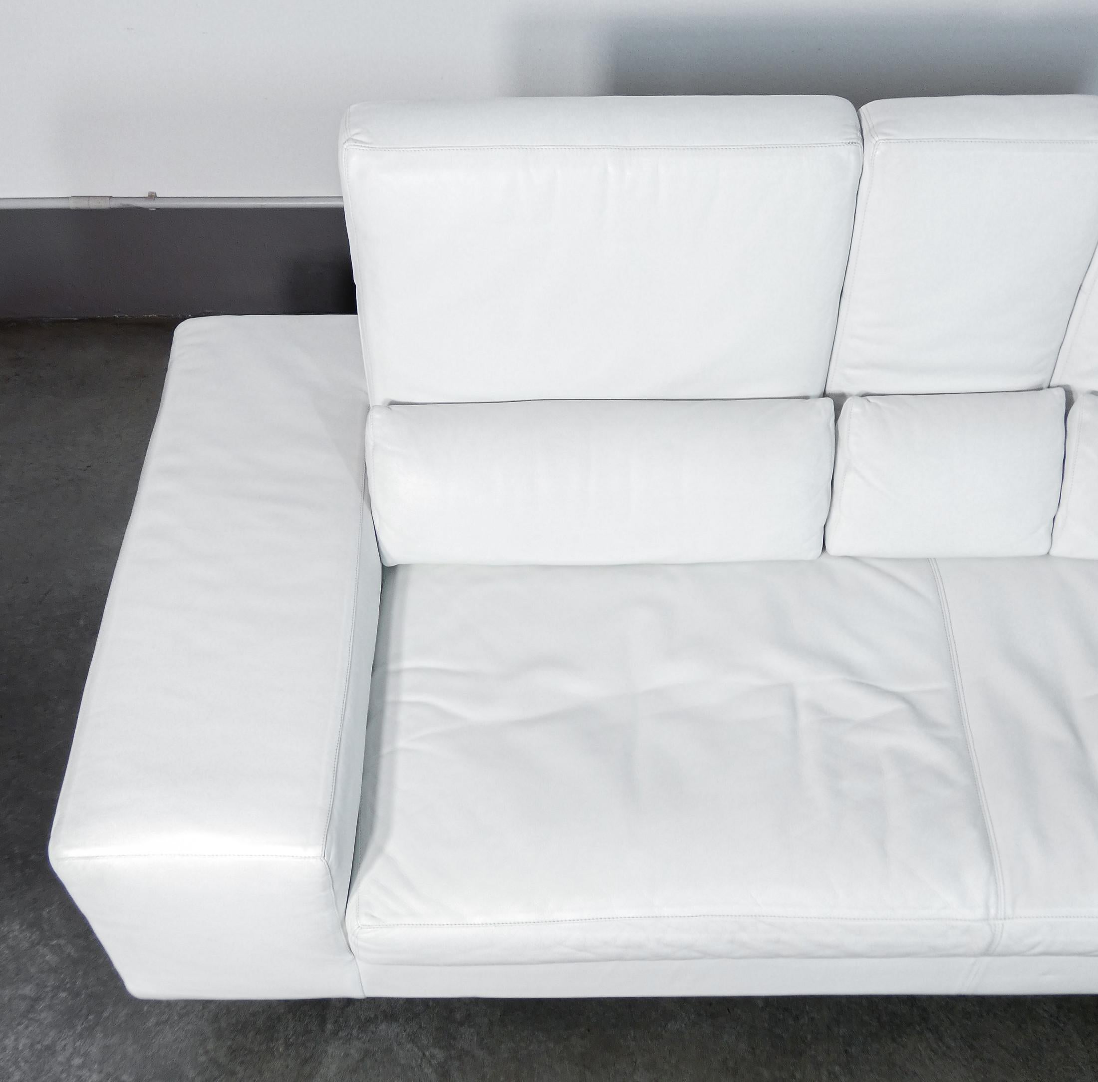 Sofá de dos plazas Domino, diseño de Massimo MOROZZI para CASSINA, en cuero blanco en venta 2