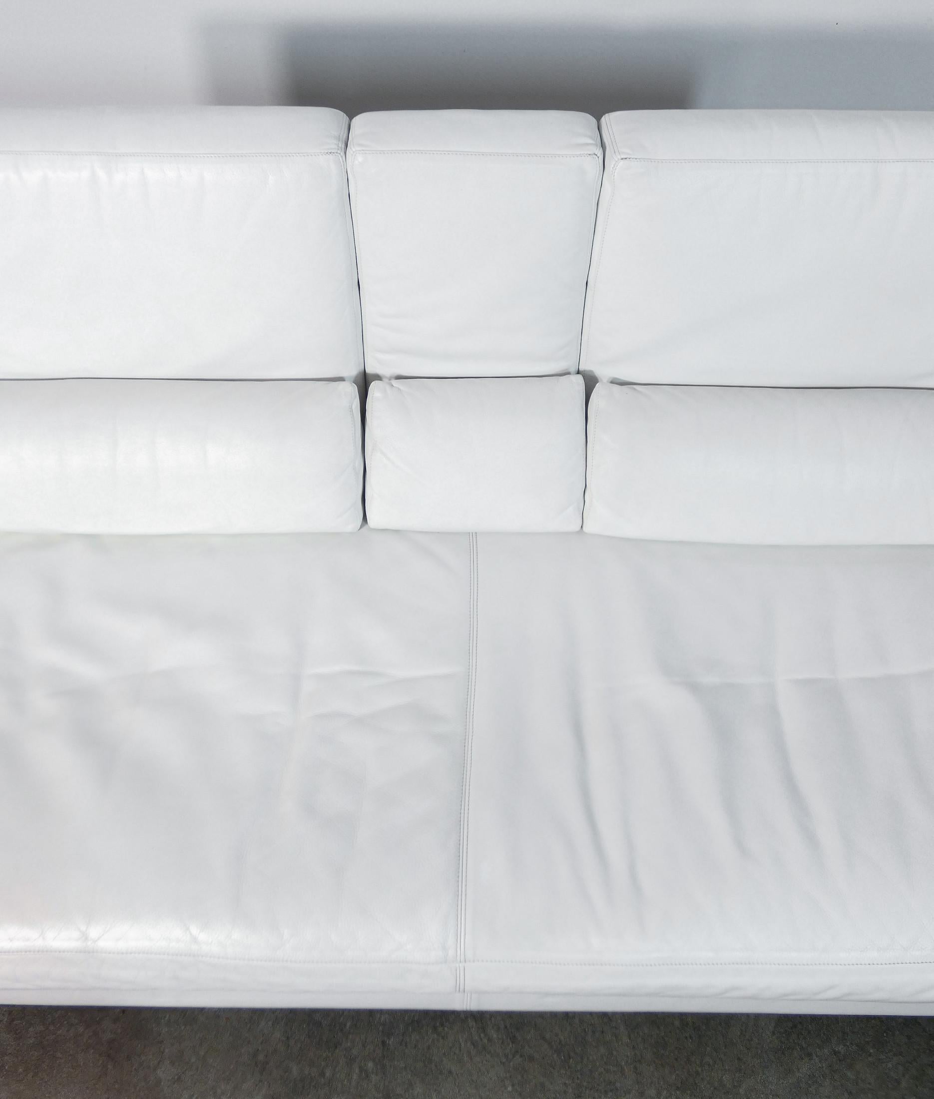 Sofá de dos plazas Domino, diseño de Massimo MOROZZI para CASSINA, en cuero blanco en venta 3