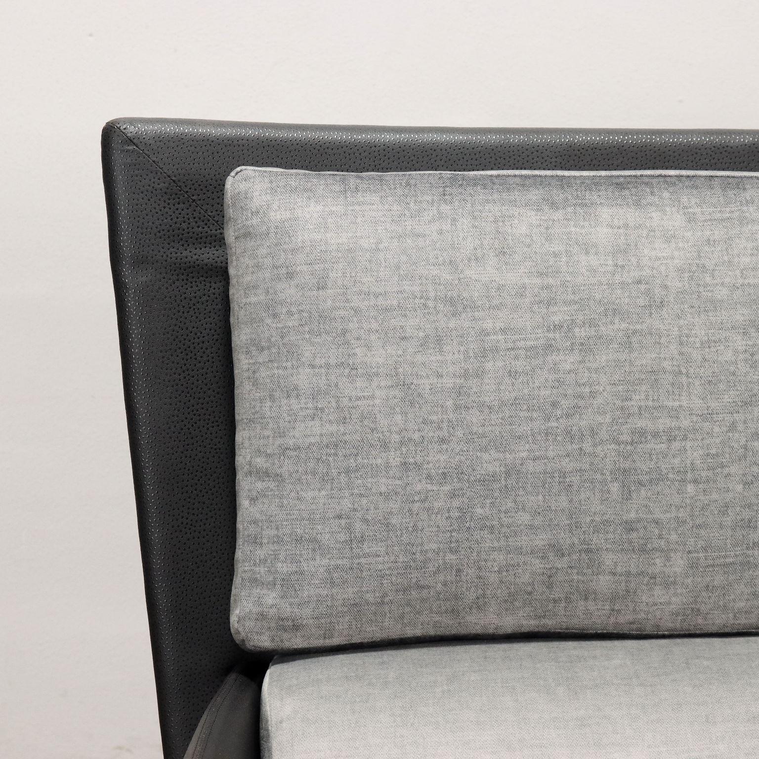 Zweisitziges Sofa aus Kunstleder und grauem Samt, 1980er Jahre (Italian) im Angebot