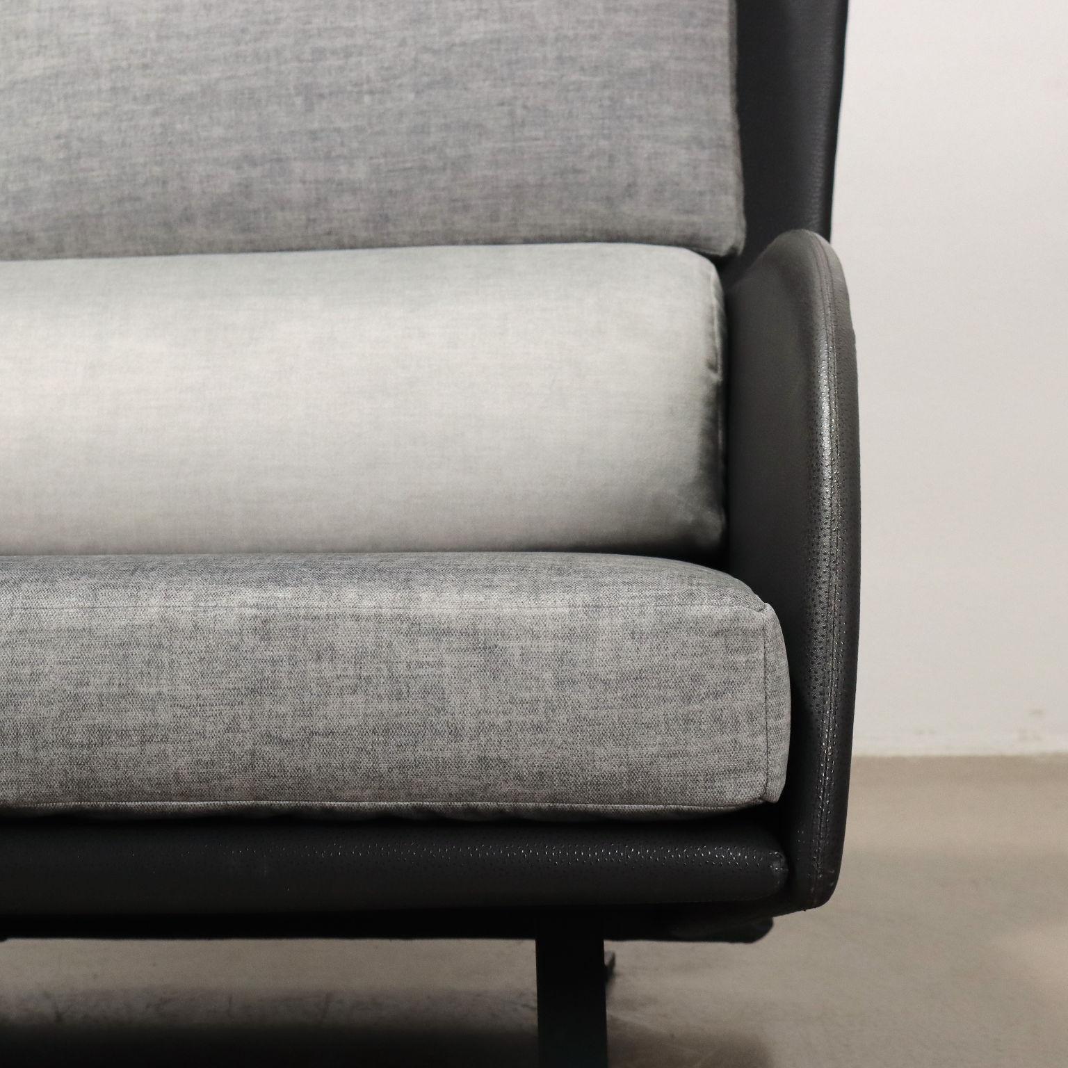 Zweisitziges Sofa aus Kunstleder und grauem Samt, 1980er Jahre im Zustand „Hervorragend“ im Angebot in Milano, IT