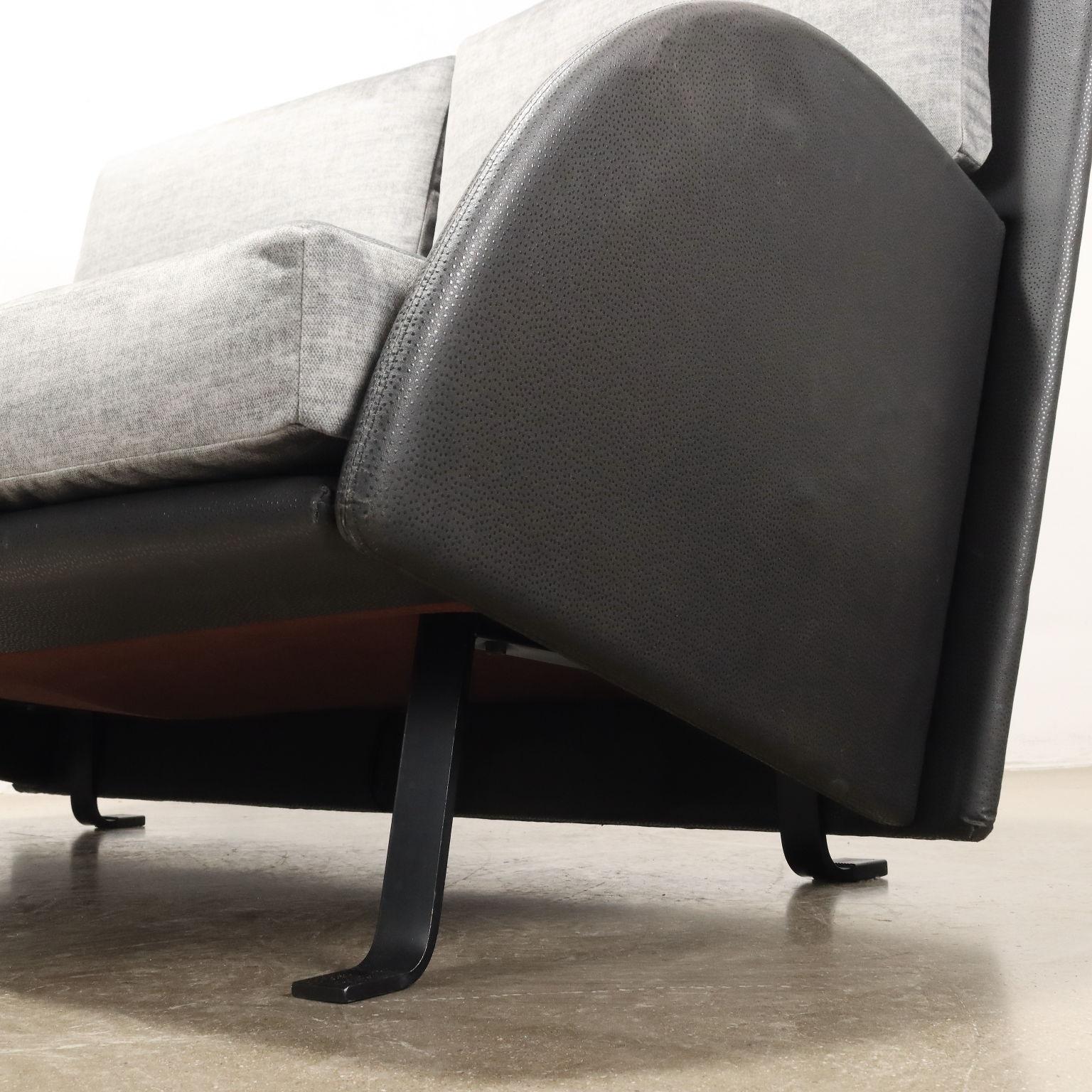 Zweisitziges Sofa aus Kunstleder und grauem Samt, 1980er Jahre im Angebot 2