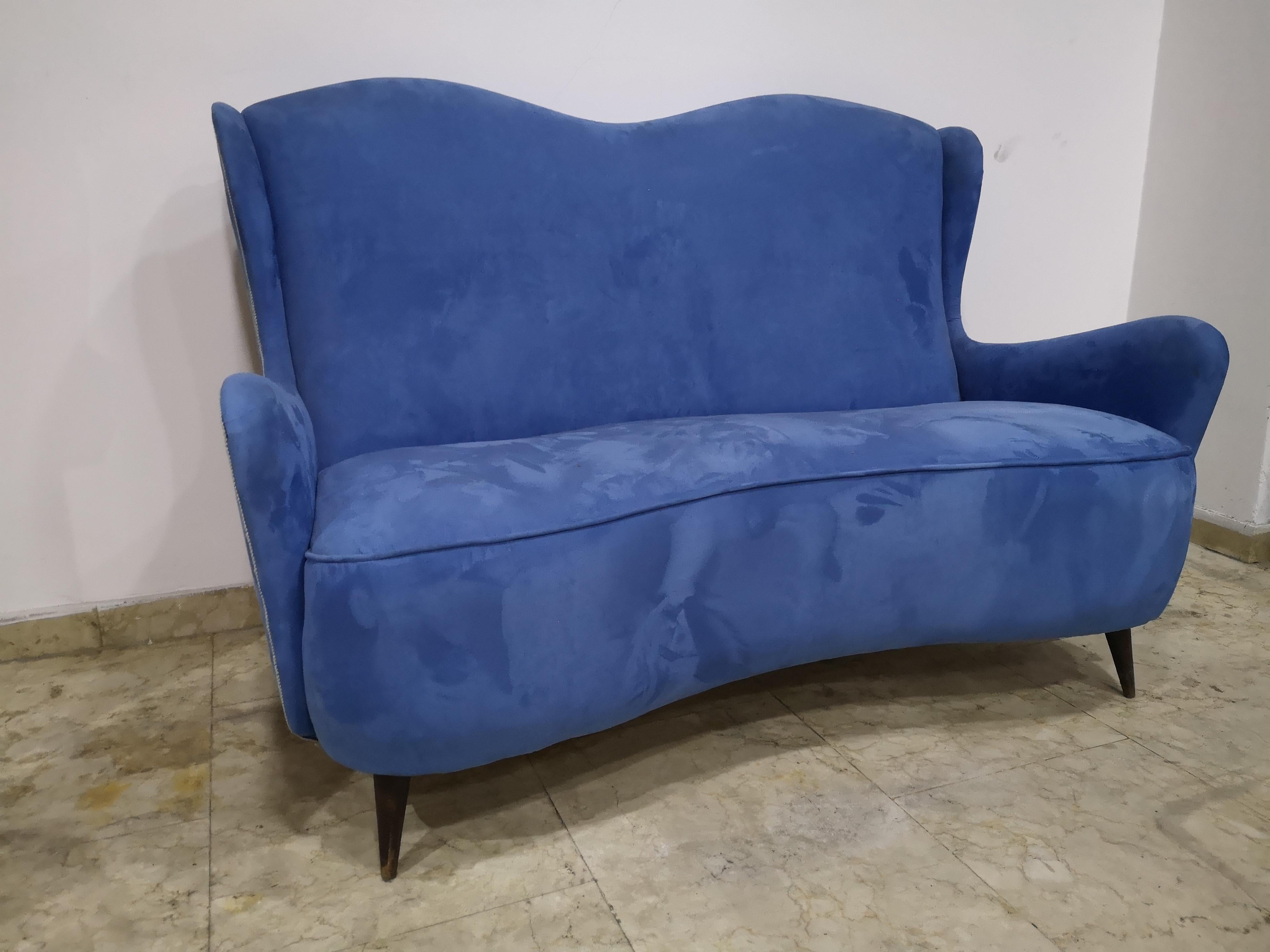 Divano a due posti di design italiano anni '50. Completamento restaurato con rivestimento in tessuto alcantara.