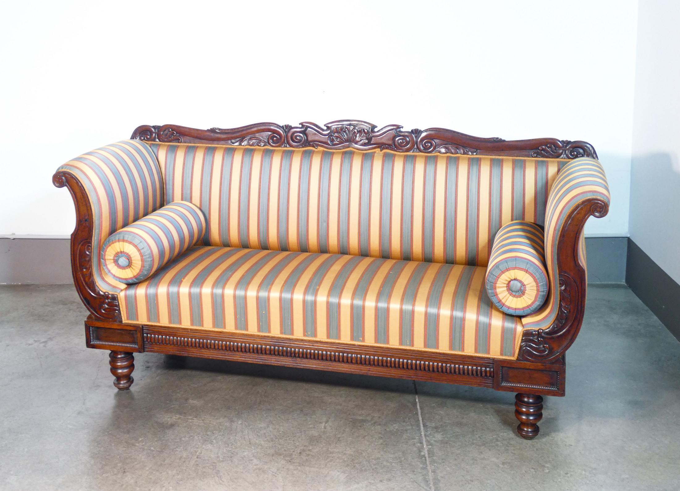 Charles X three-seater sofa, period original, solid walnut wood. 1800 In Good Condition In Torino, IT