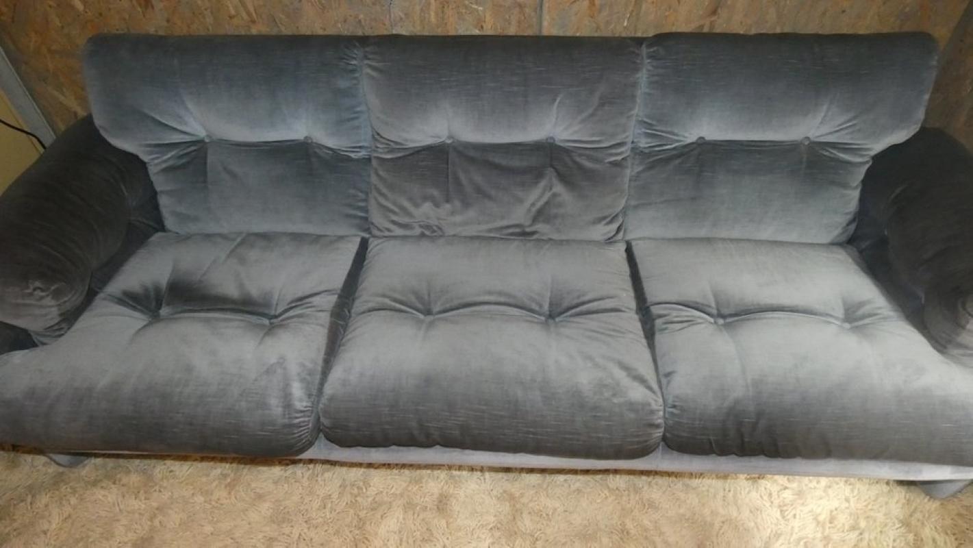 Coronado Dreisitzer-Sofa, gepolstert mit irisierender Chenille in Sugar Paper Blue \ Lavender.
Ein Stück Modernismus, das von Afra & Tobia Scarpa signiert und zu einer Design-Ikone wurde. Er ist immer noch aktuell und sehr beliebt und bekannt für