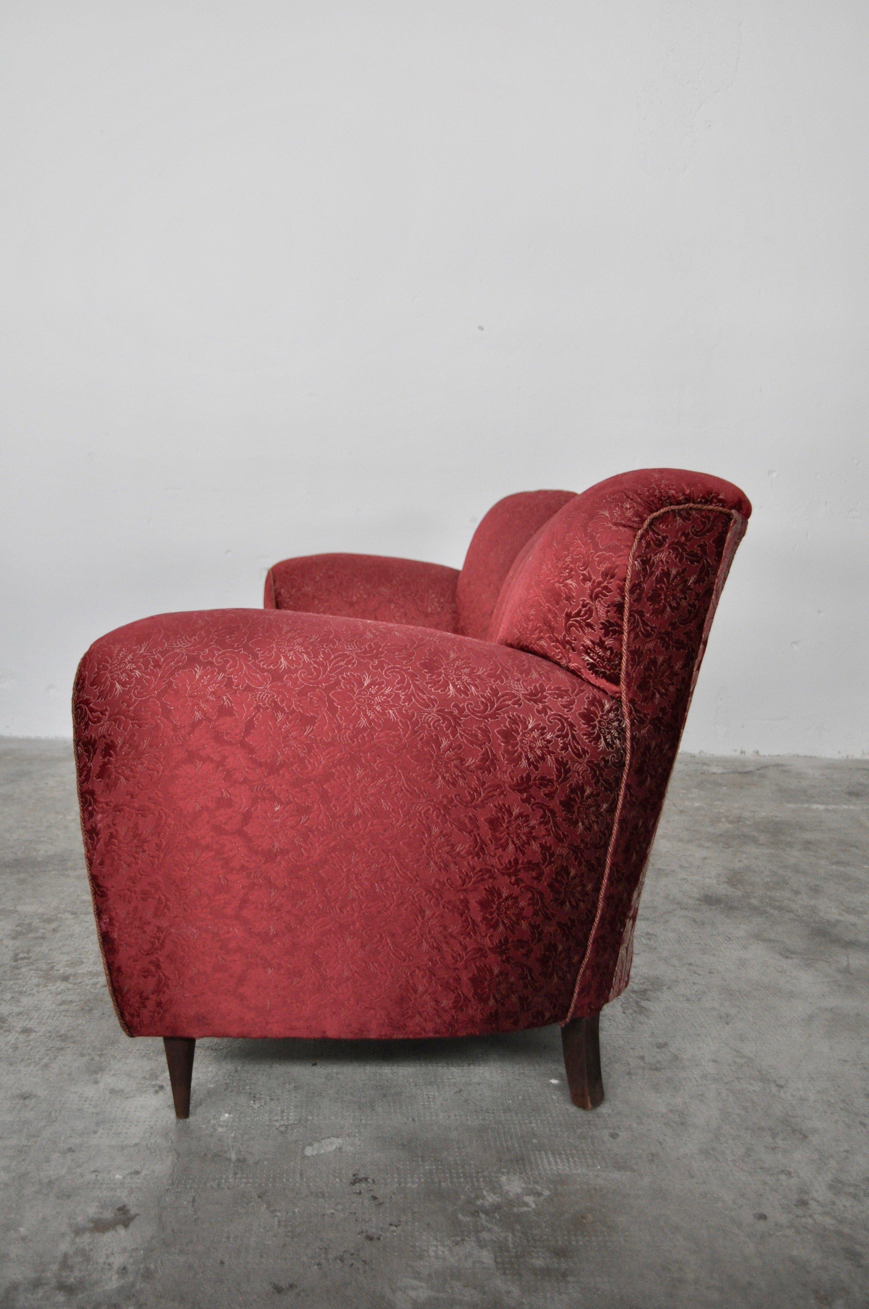Mid-20th Century Canapé trois places rouge et or du milieu du siècle par Paolo Buffa, Italie, années 1950 en vente