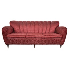 Sofá de tres plazas rojo y dorado de Paolo Buffa, Italia, años 50