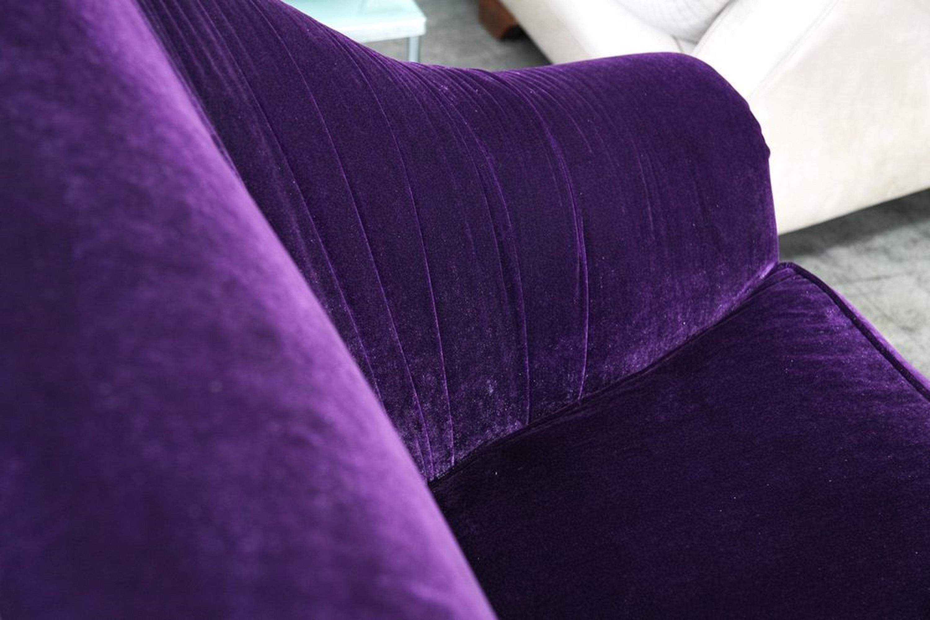 Una pieza única y visualmente impactante, este moderno sofá de tres plazas es la elección ideal para quienes desean añadir un toque de elegancia, color y personalidad a su salón. El diseño se distingue por sus líneas suaves y sinuosas que se alejan