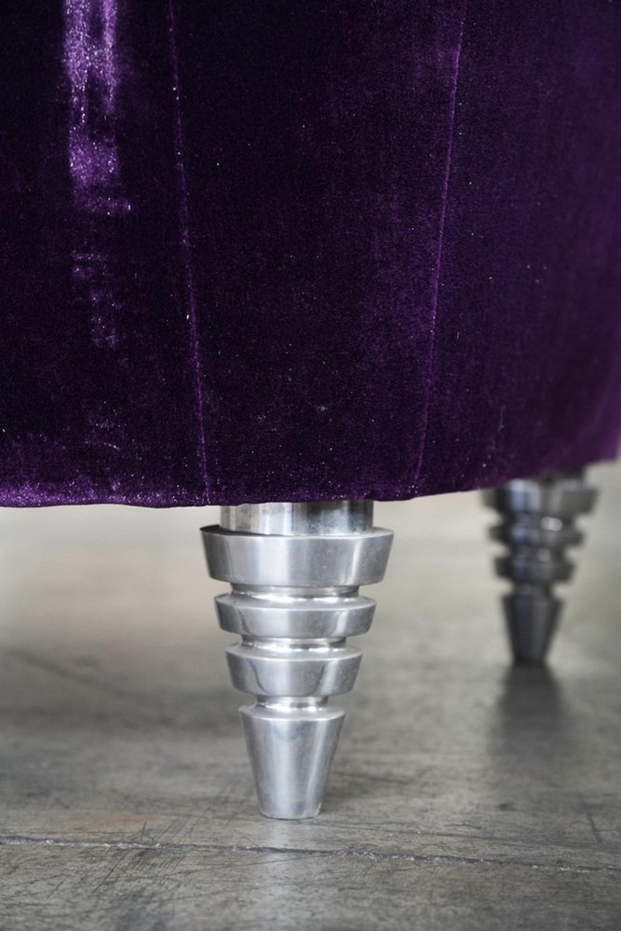 Sofá moderno de tres plazas en terciopelo morado Italian en venta