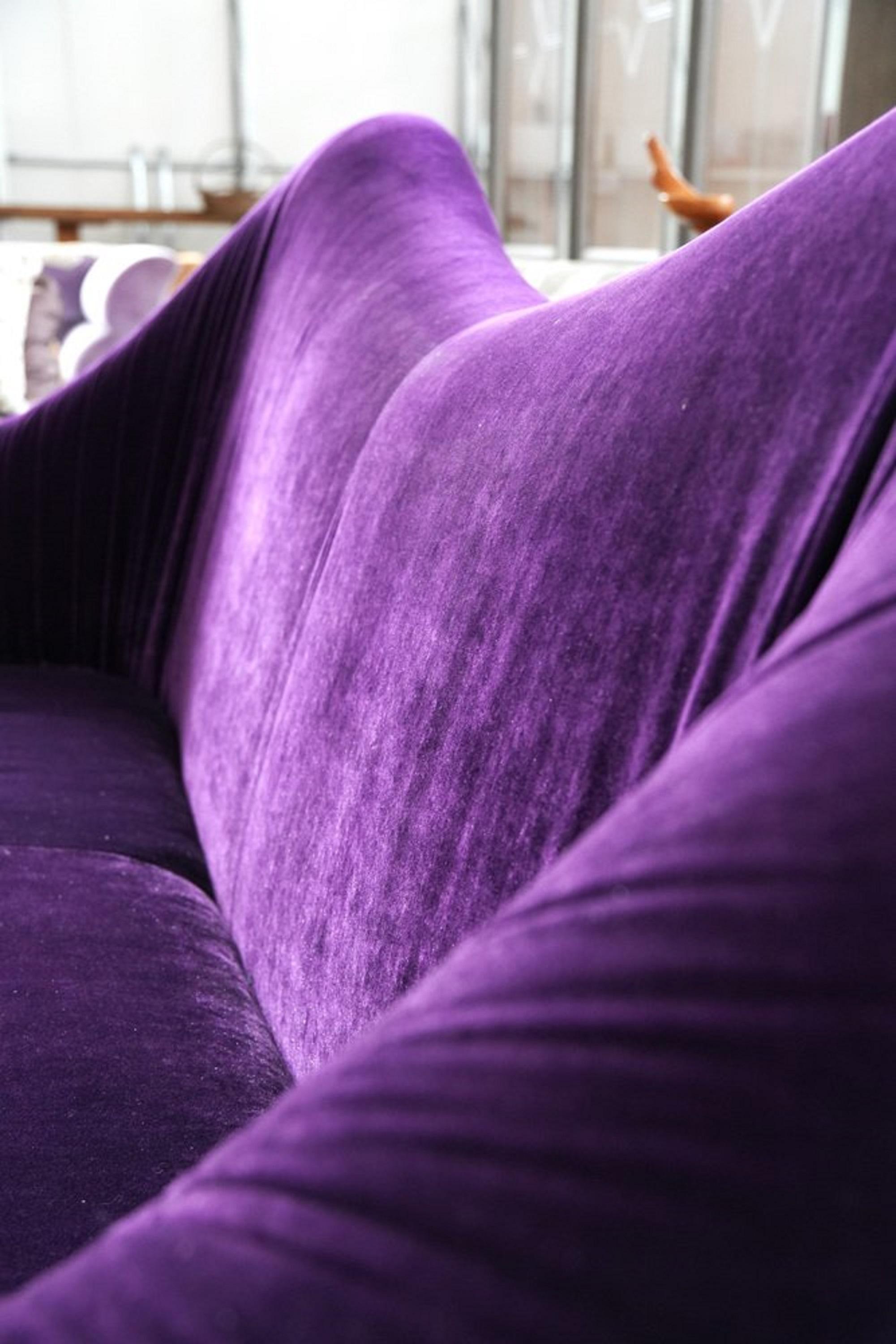 Sofá moderno de tres plazas en terciopelo morado en Bueno estado para la venta en Manzano, IT