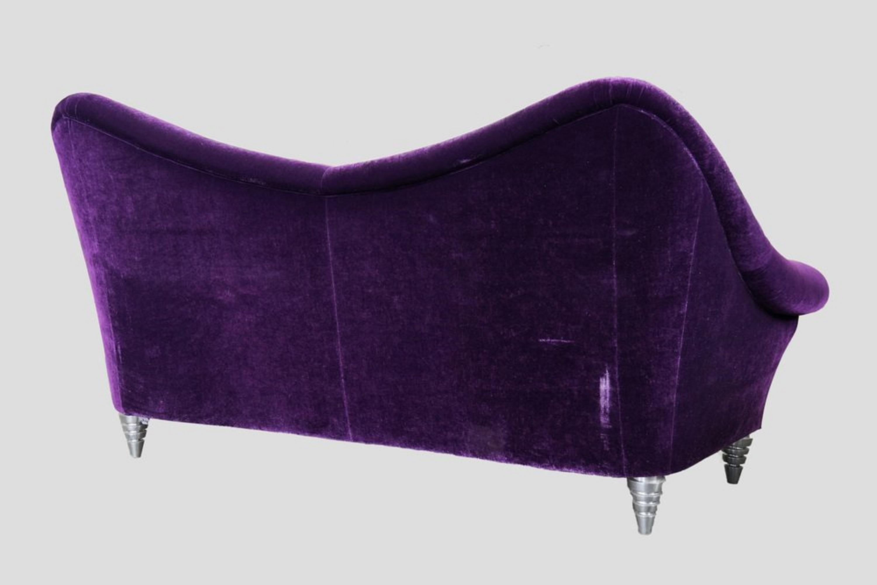 Sofá moderno de tres plazas en terciopelo morado en venta 1