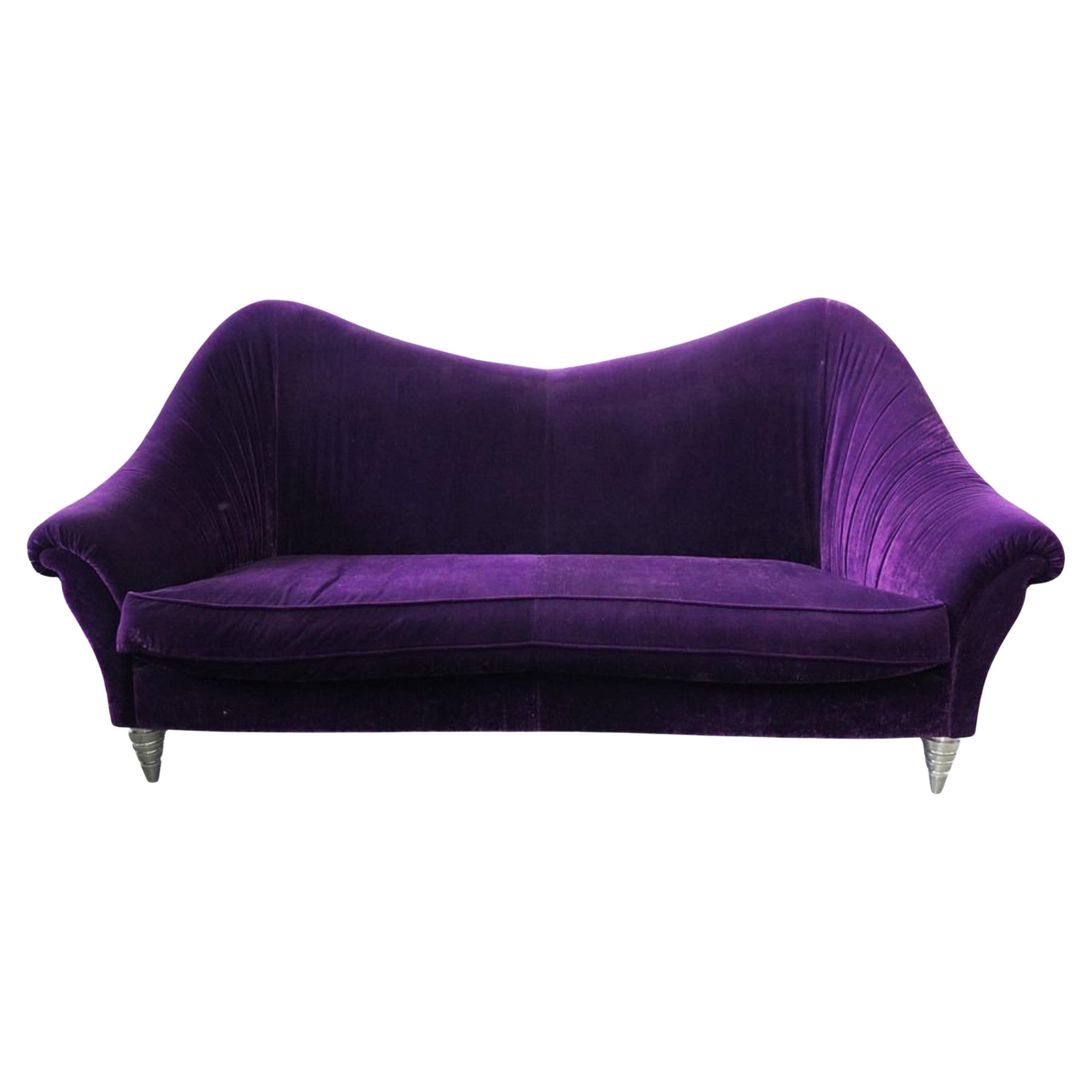 Sofá moderno de tres plazas en terciopelo morado en venta