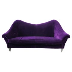 Sofá moderno de tres plazas en terciopelo morado