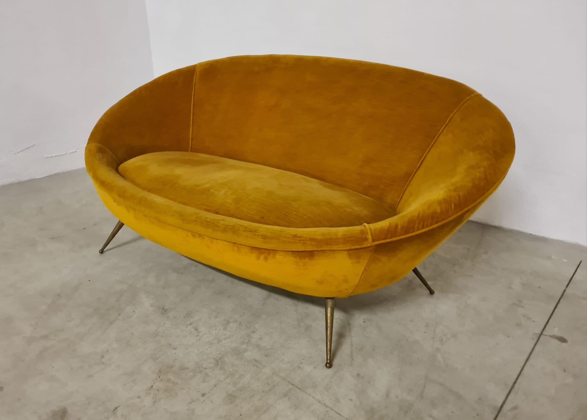 Sofá en forma de huevo de los años 60, fabricación italiana en venta 6