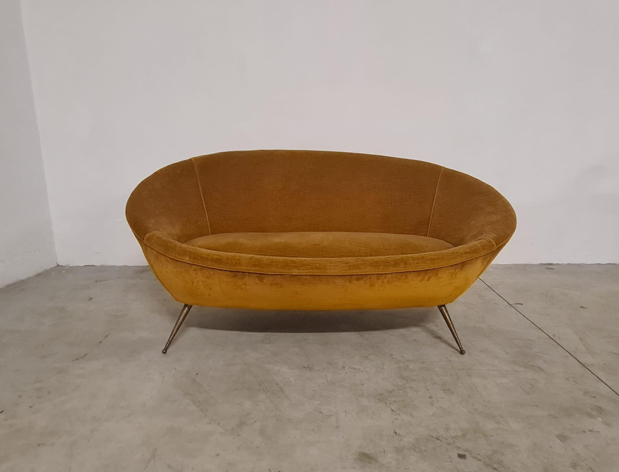 Sofá en forma de huevo de los años 60, fabricación italiana Italian en venta