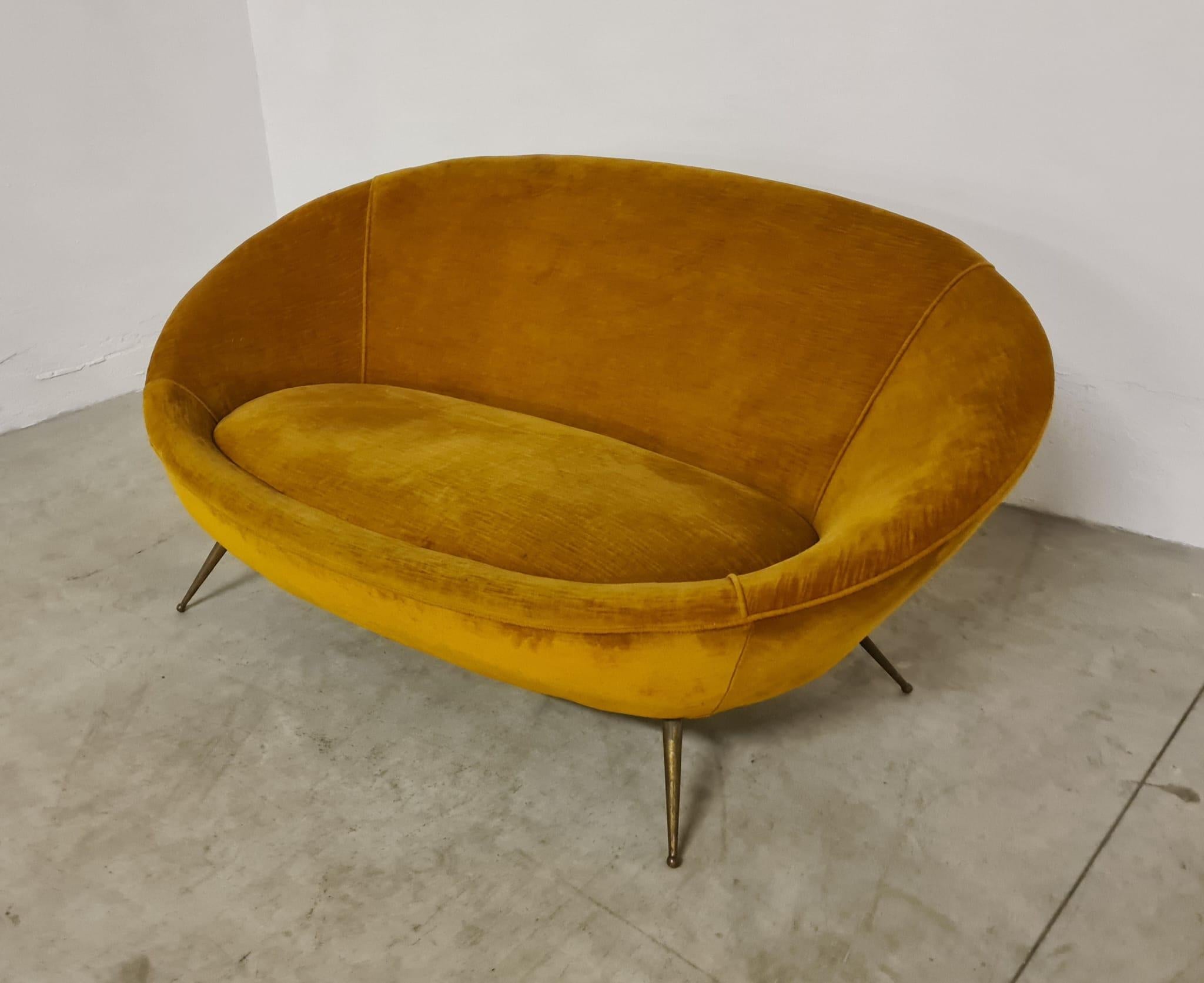 Sofá en forma de huevo de los años 60, fabricación italiana en Bueno estado para la venta en Torino, IT