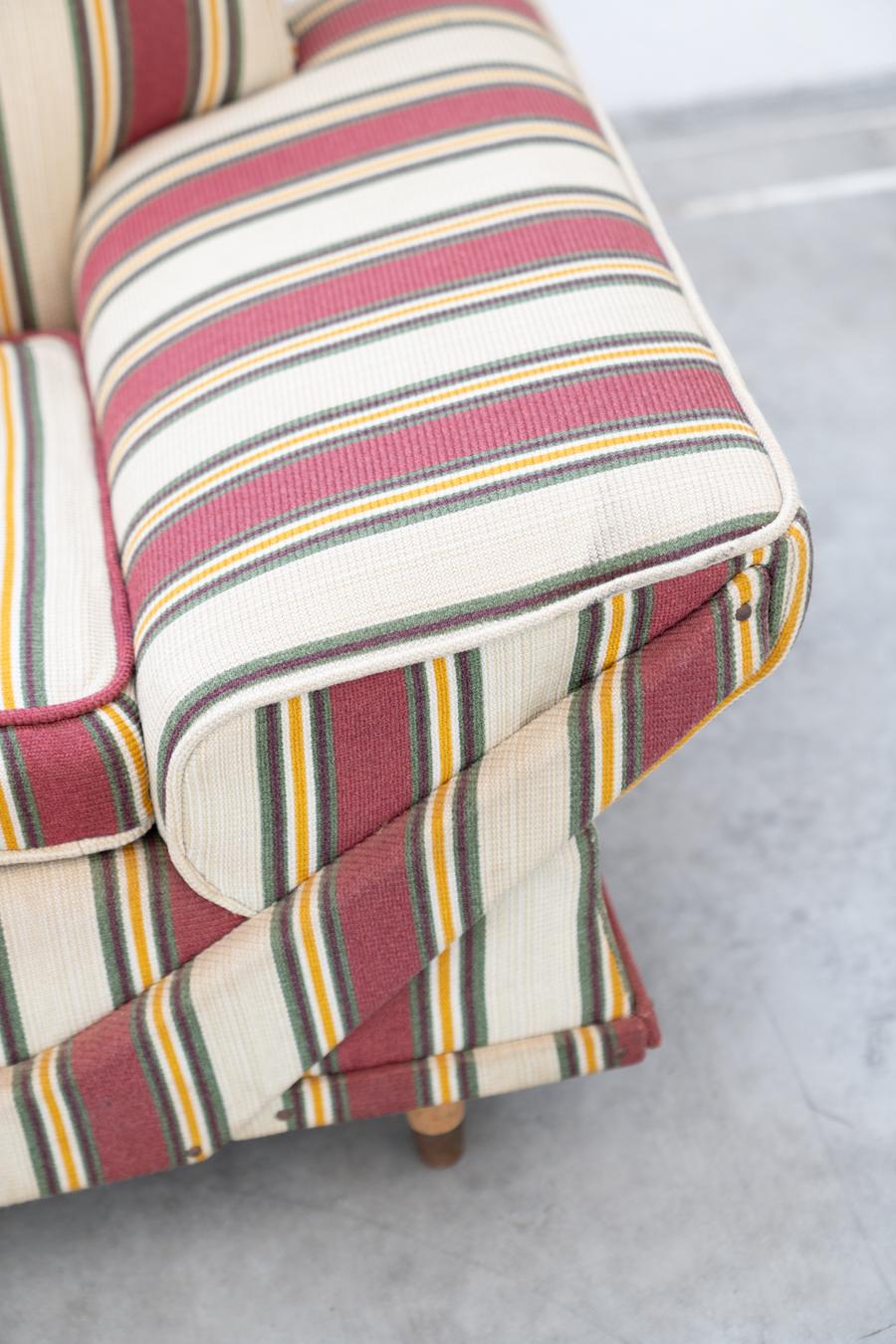 Central American Canapé et fauteuil américains en tissu rayé d'origine1970s en vente