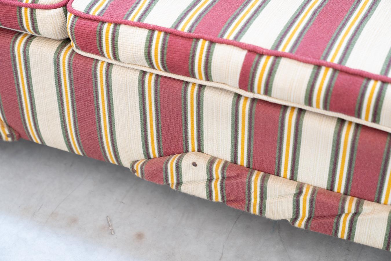 American sofa and armchair in original striped fabric1970s In Good Condition For Sale In Manzano, IT
