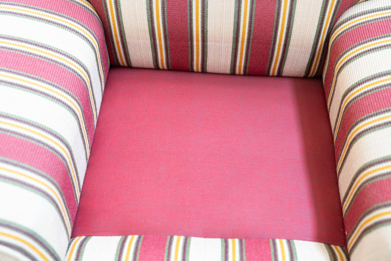 Amerikanisches Sofa und Sessel in original gestreiftem Stoff1970er (Late 20th Century) im Angebot