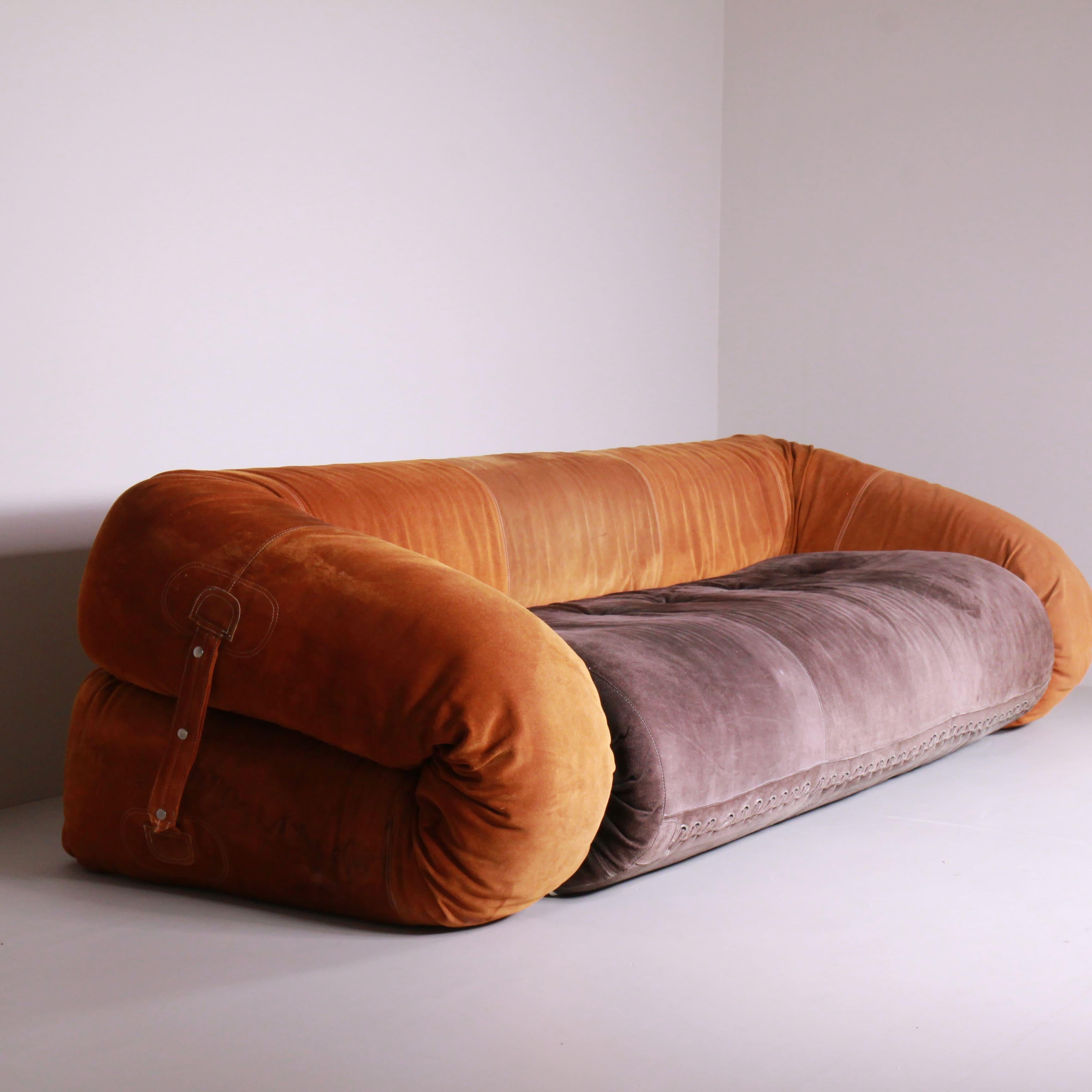Il Divano Anfibio, ideato da Alessandro Becchi per Giovannetti intorno al 1971, è un’icona del design che incarna l’essenza innovativa e la versatilità degli arredi degli anni ’70. Questo straordinario pezzo si distingue per la sua unicità, data dai