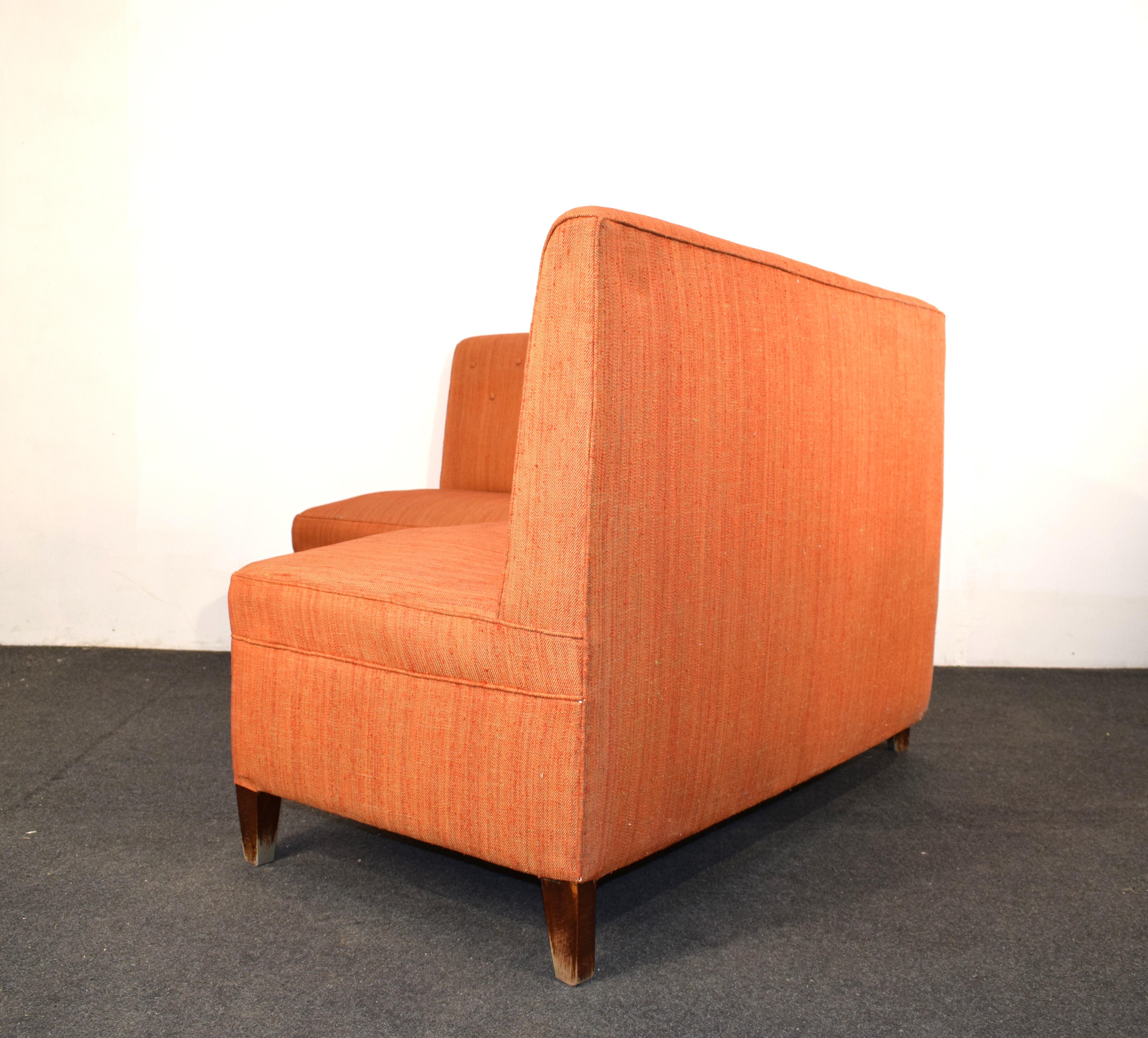 Fascinant canapé d'angle de conception italienne, produit vers les années 1950.
Pièce très spéciale, peu courante.
Il est présenté avec un tissu en très bon état, structure très stable, pieds en bois en bon état, manque deux boutons, voir